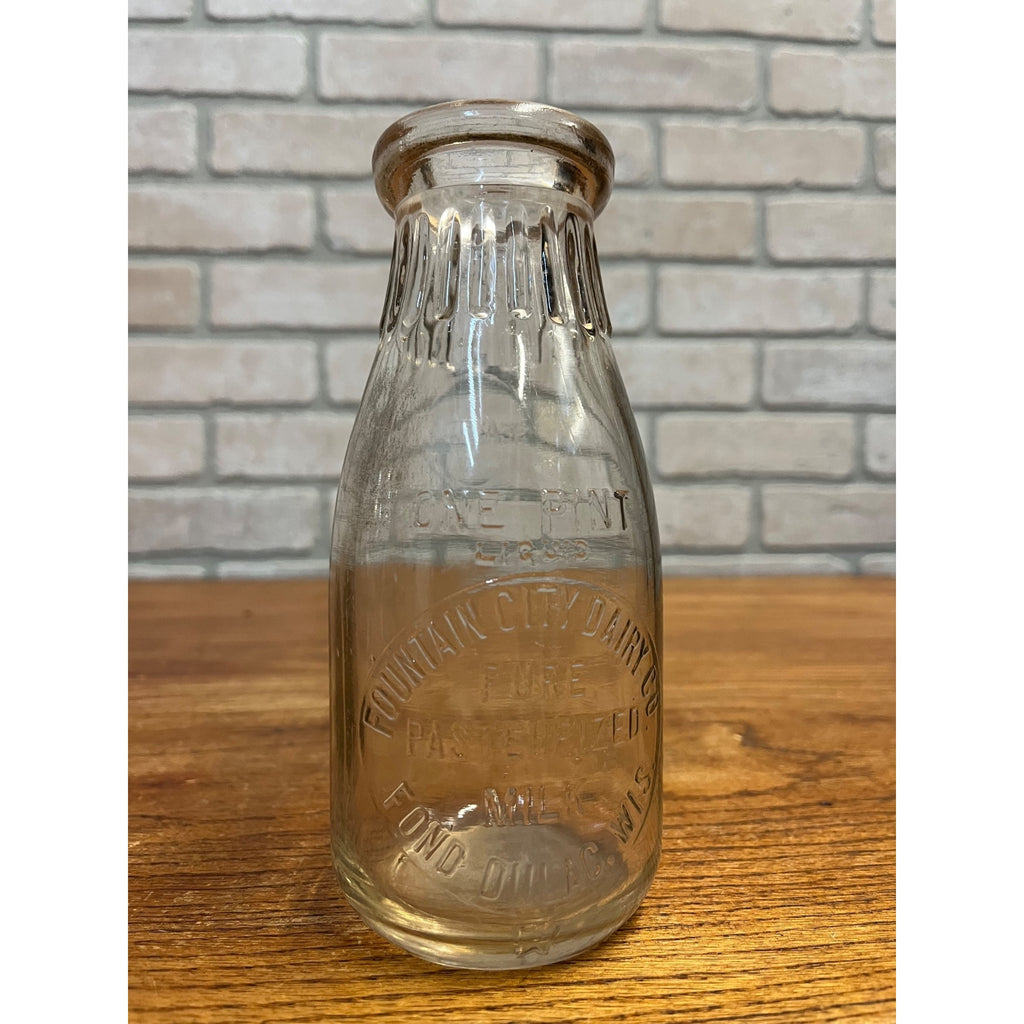 Vintage Fountain City Dairy Fond Du Lac Wisconsin One Pint Glass Milk Bottle