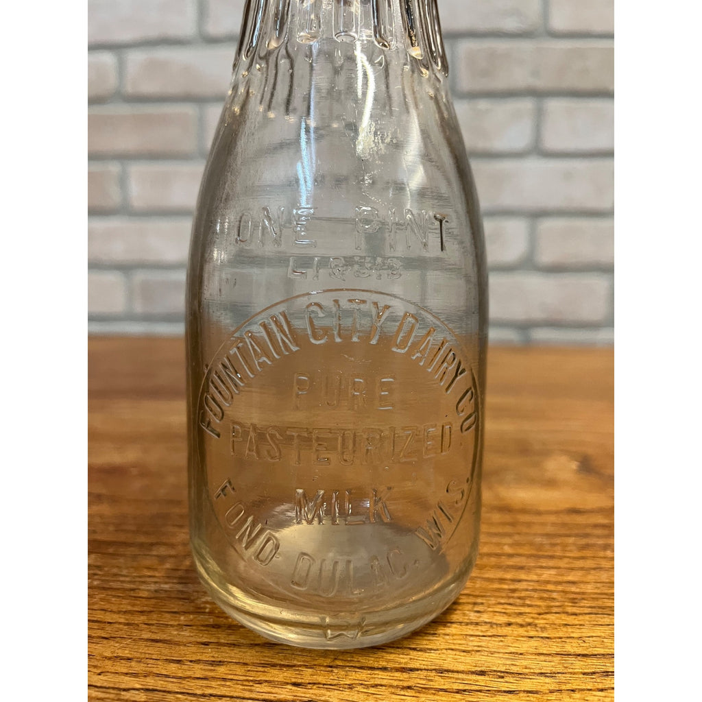 Vintage Fountain City Dairy Fond Du Lac Wisconsin One Pint Glass Milk Bottle