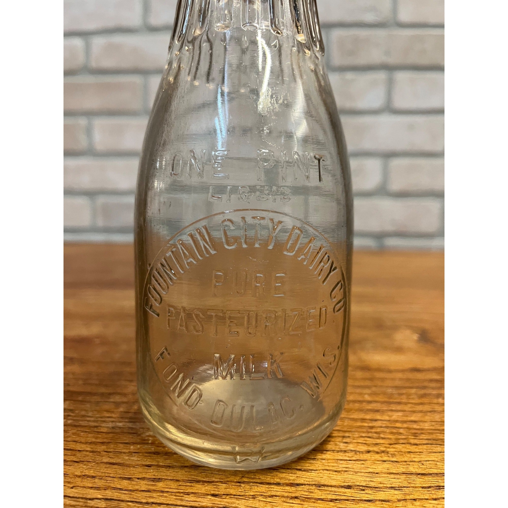 Vintage Fountain City Dairy Fond Du Lac Wisconsin One Pint Glass Milk Bottle