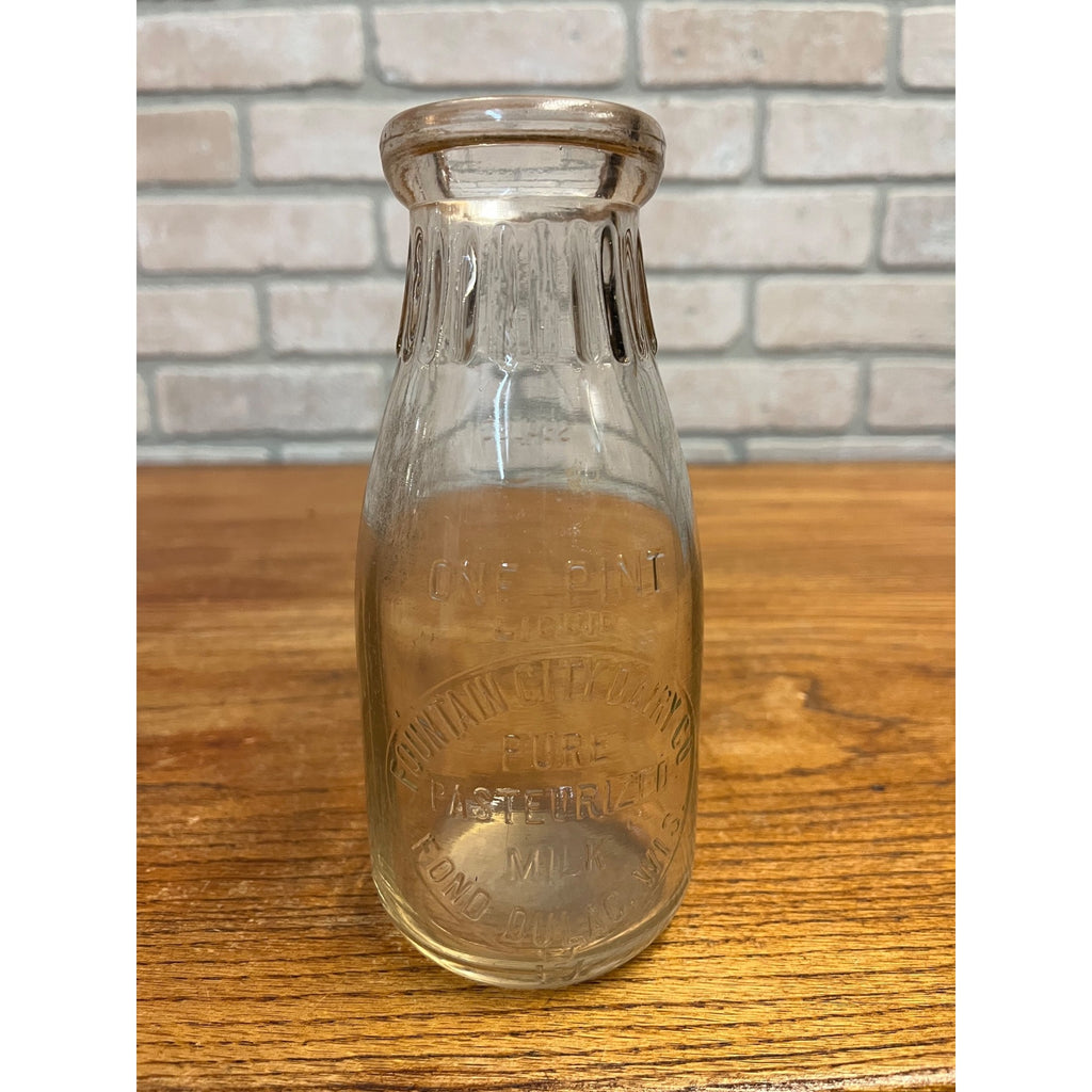 Vintage Fountain City Dairy Fond Du Lac Wisconsin One Pint Glass Milk Bottle