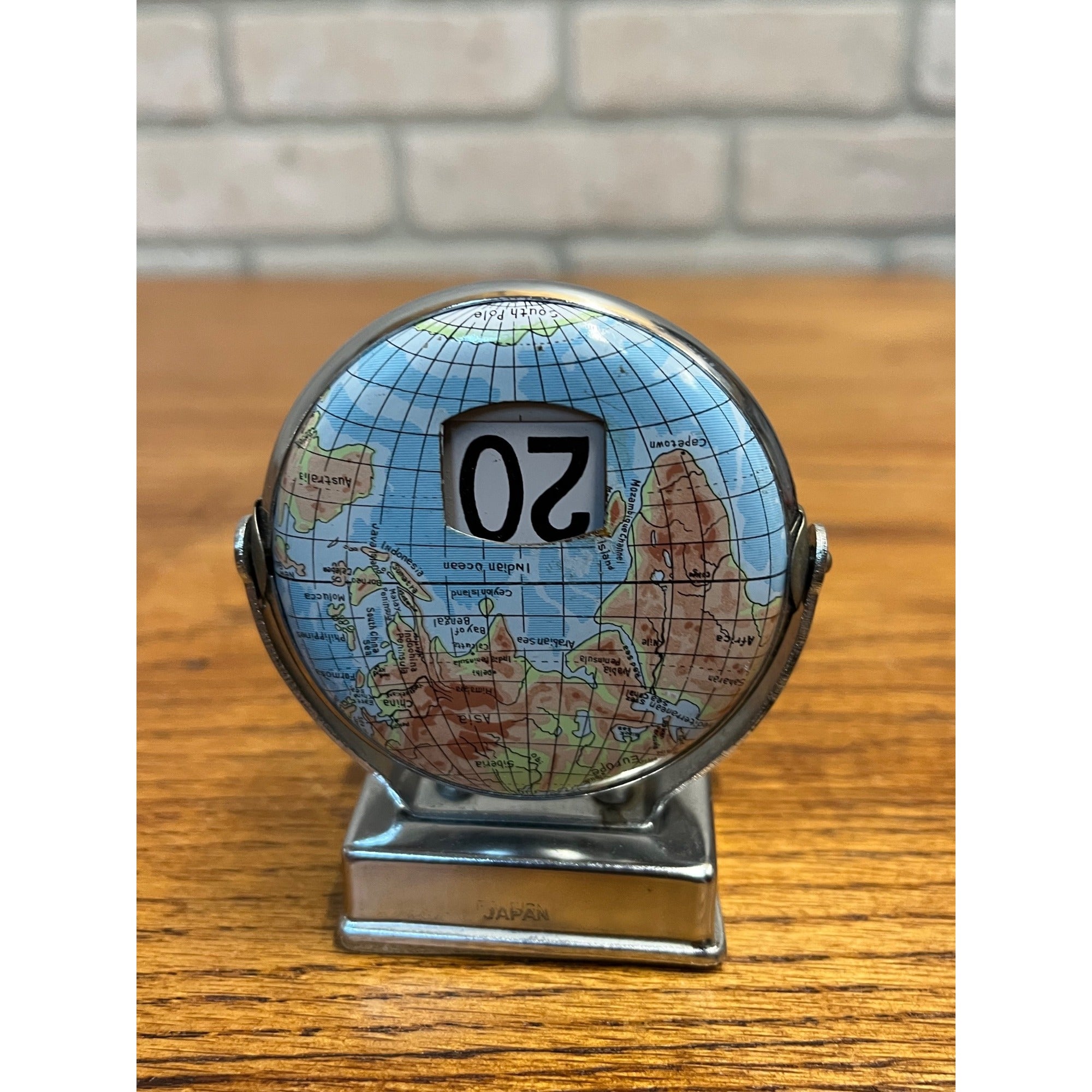 Vintage Perpetual Flip Mechanical Desktop Calendar Metal World Globe Map