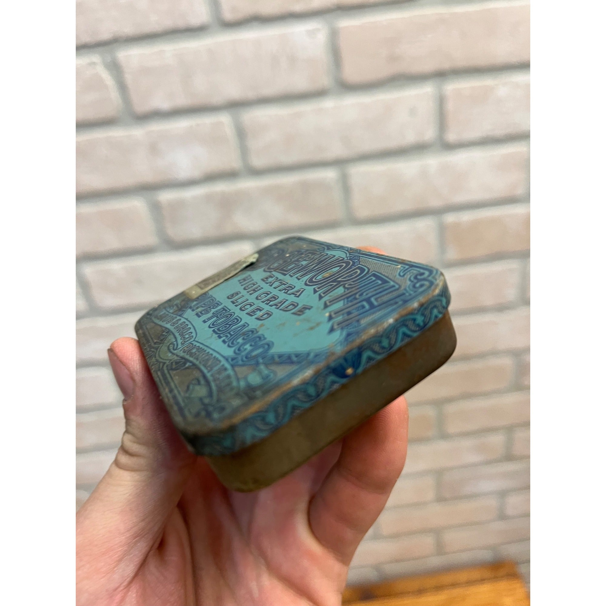 Edgeworth Extra High Grade Sliced Pipe Tobacco Tin: Pocket Size Tobacco Tin