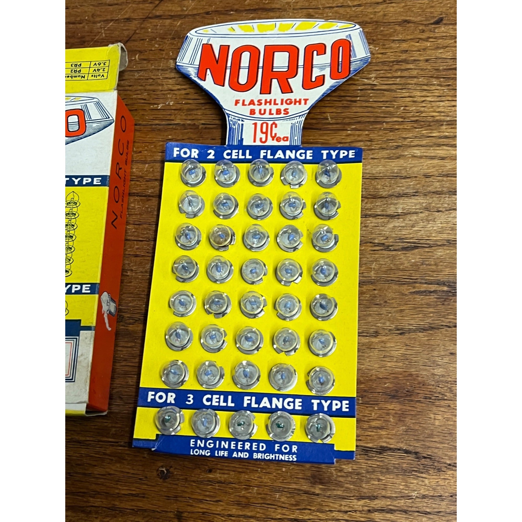 Vintage NORCO Flashlight 32 Bulbs PR2/PR3 in Retail Disply Box NEW