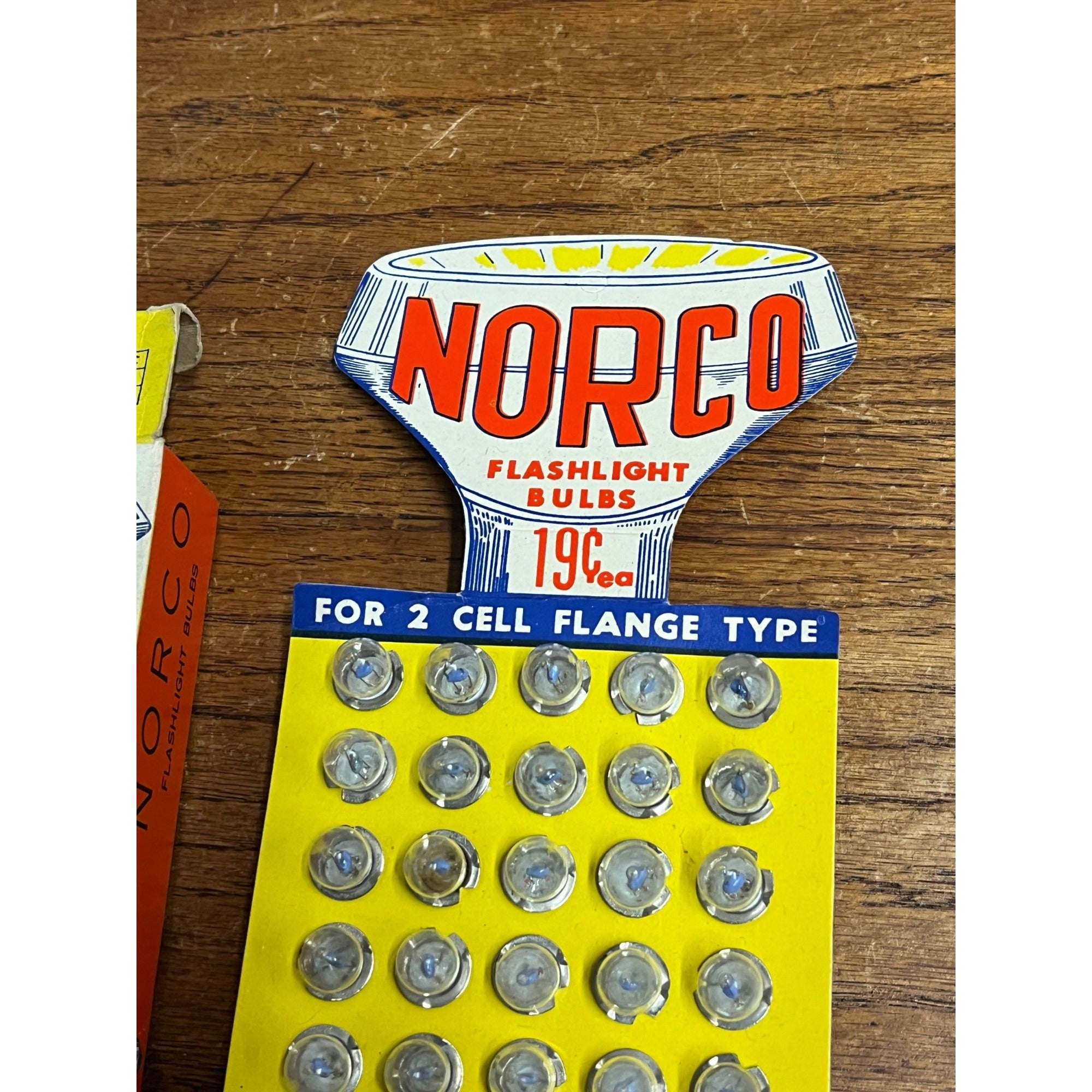 Vintage NORCO Flashlight 32 Bulbs PR2/PR3 in Retail Disply Box NEW