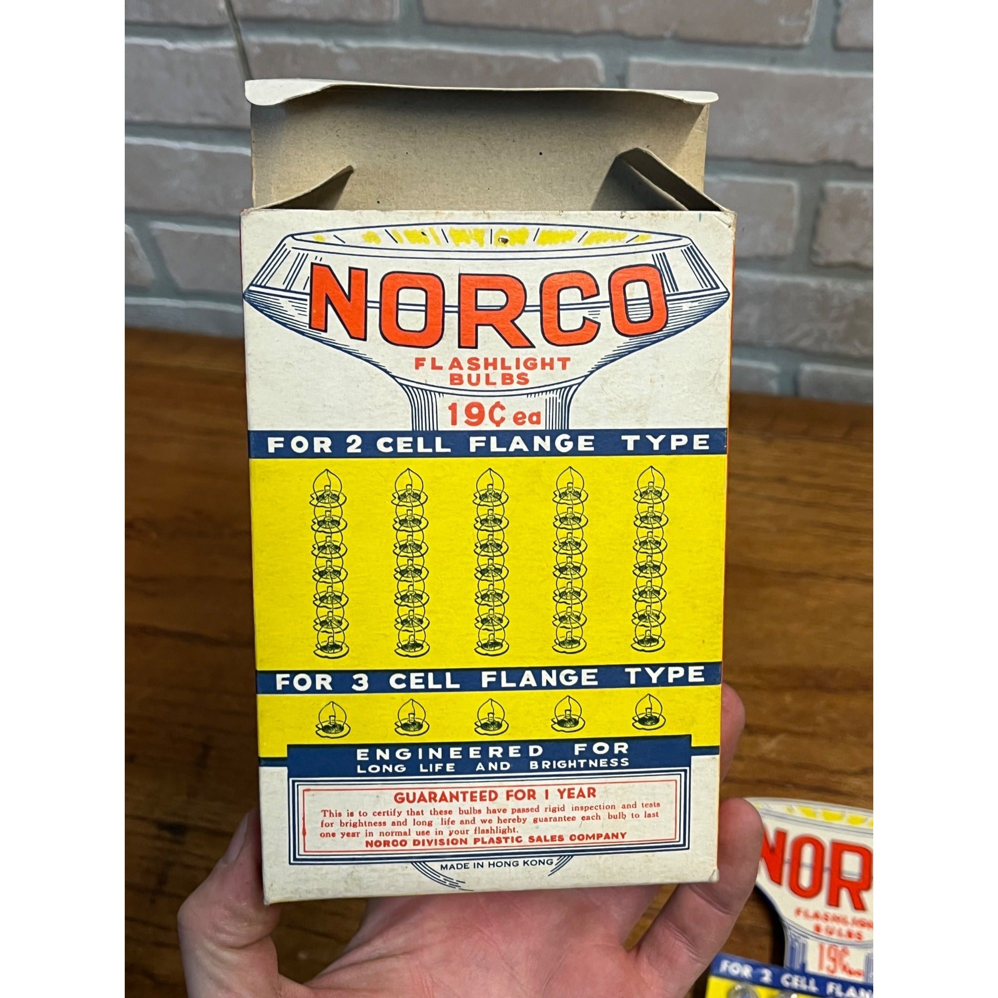 Vintage NORCO Flashlight 32 Bulbs PR2/PR3 in Retail Disply Box NEW