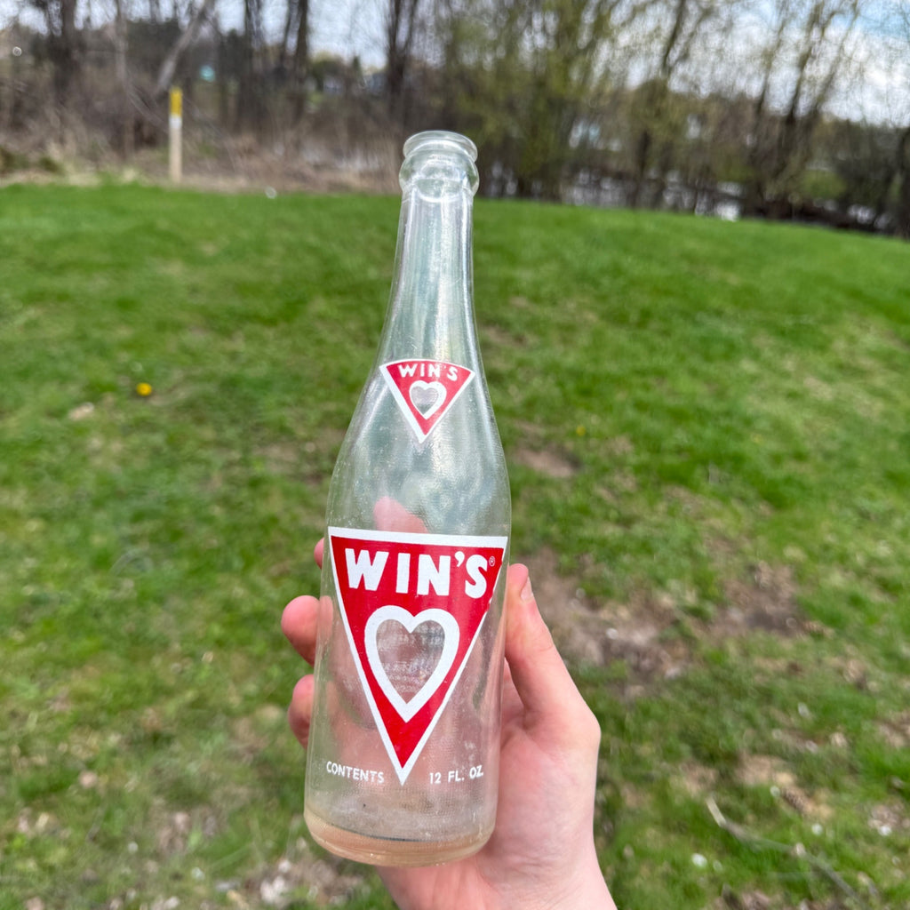 1950s 12 oz Win's Beverages Glass Soda bottle Milwaukee Wisconsin