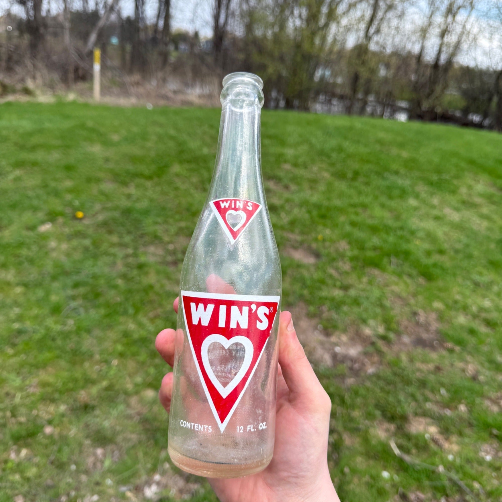 1950s 12 oz Win's Beverages Glass Soda bottle Milwaukee Wisconsin