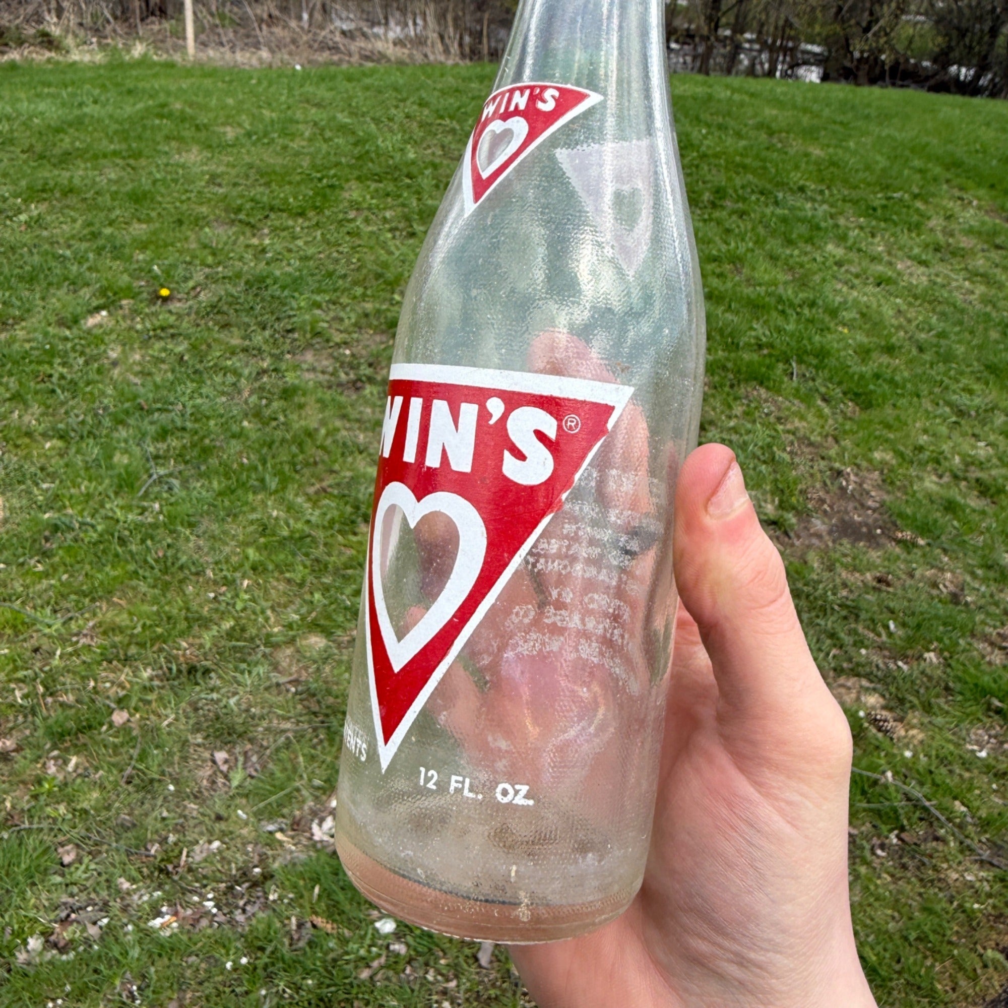 1950s 12 oz Win's Beverages Glass Soda bottle Milwaukee Wisconsin