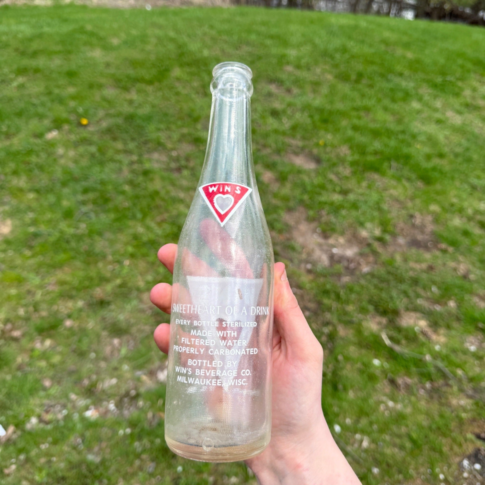 1950s 12 oz Win's Beverages Glass Soda bottle Milwaukee Wisconsin