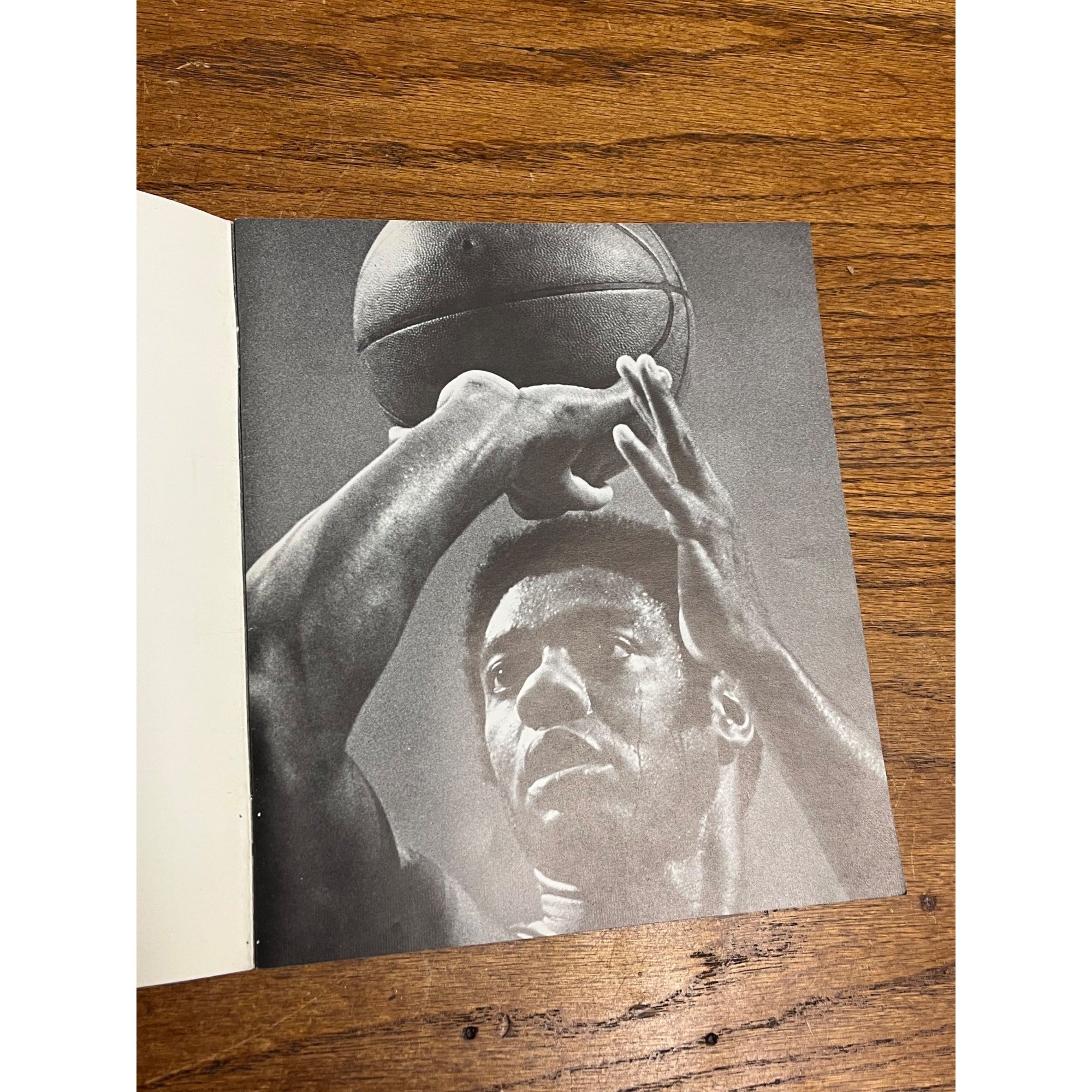 OSCAR ROBERTSON 1974 MILWAUKEE BUCKS COMMEMORATIVE BOOKLET GAME