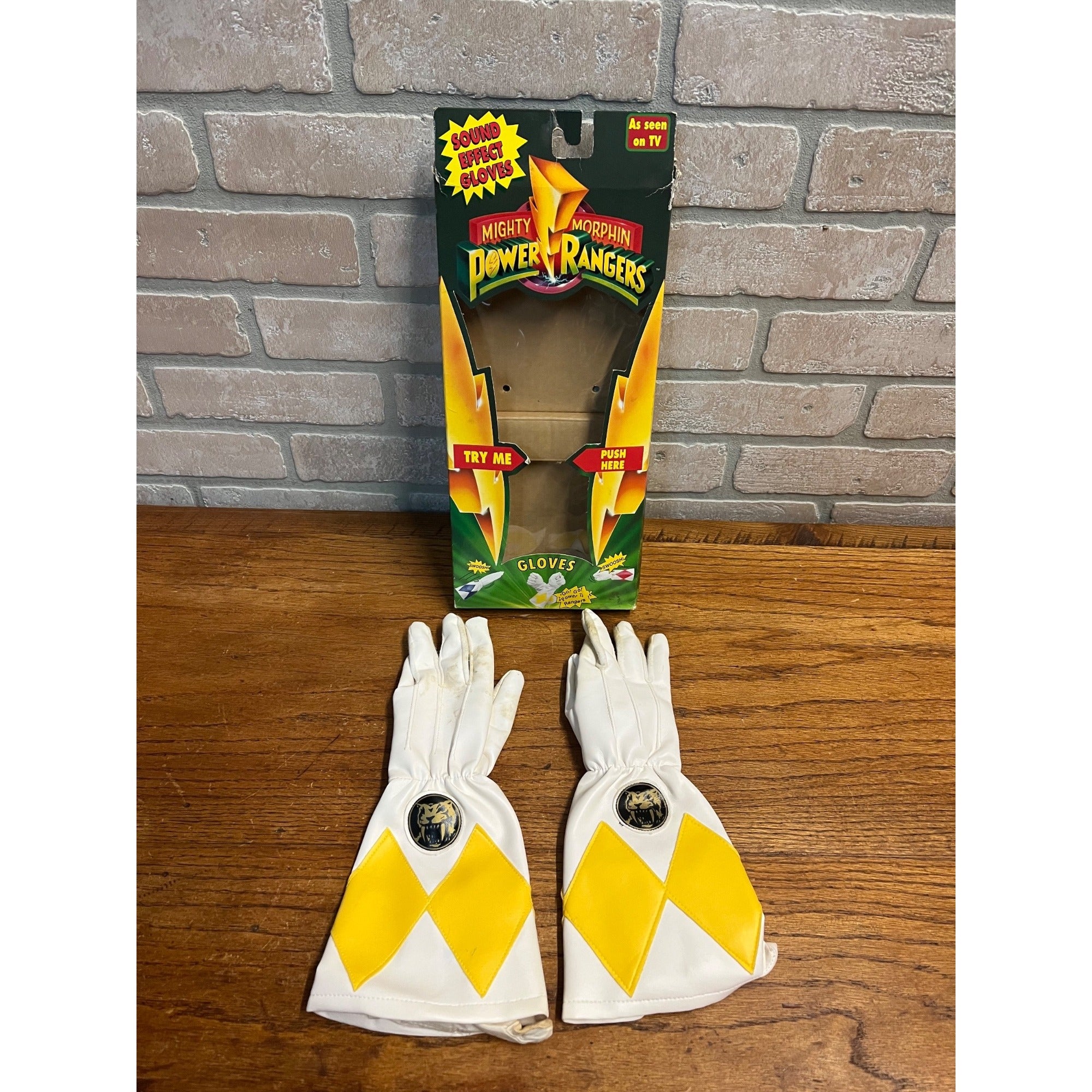 Vintage Mighty Morphin Power Rangers Sound Effect Gloves Yellow - Open Box