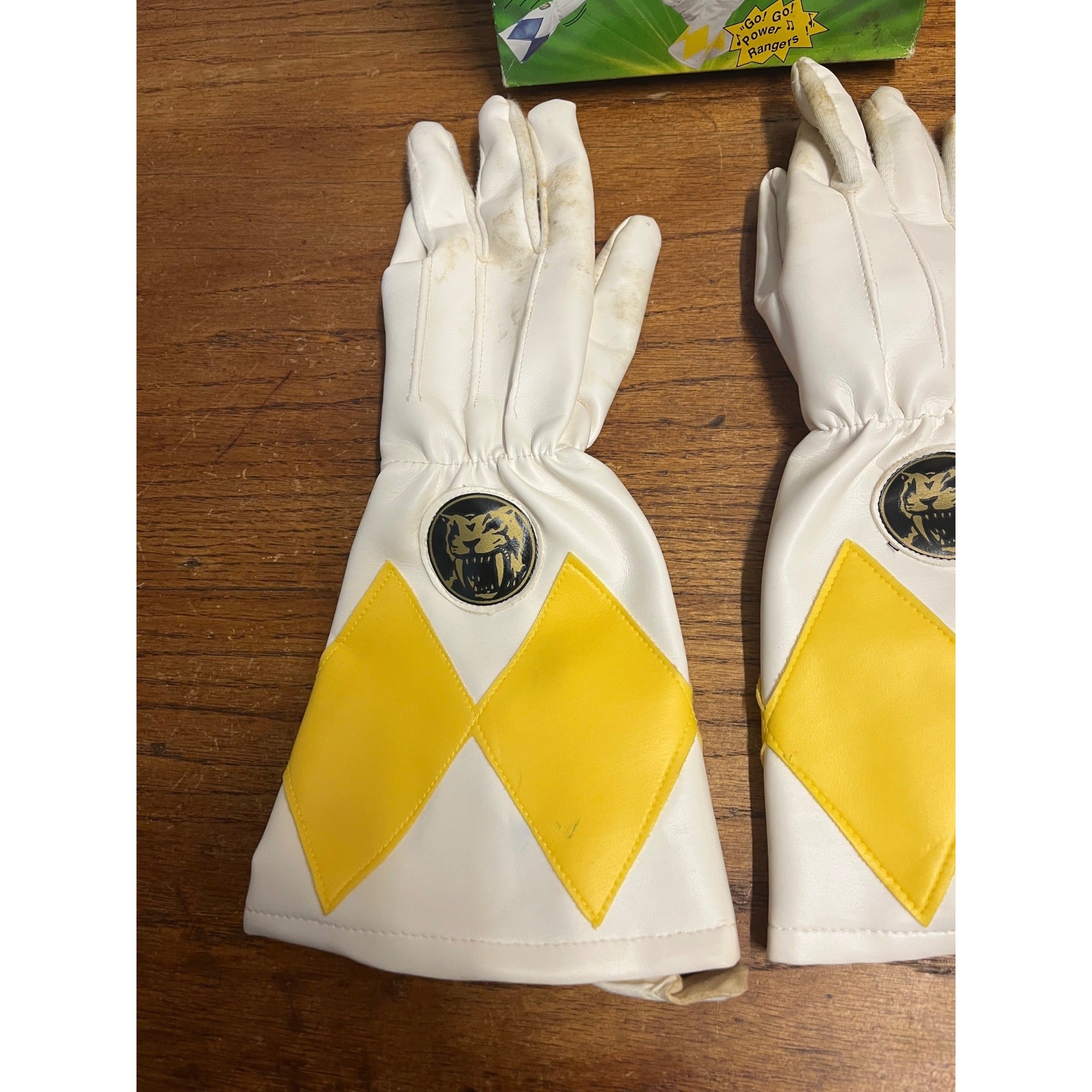 Vintage Mighty Morphin Power Rangers Sound Effect Gloves Yellow - Open Box