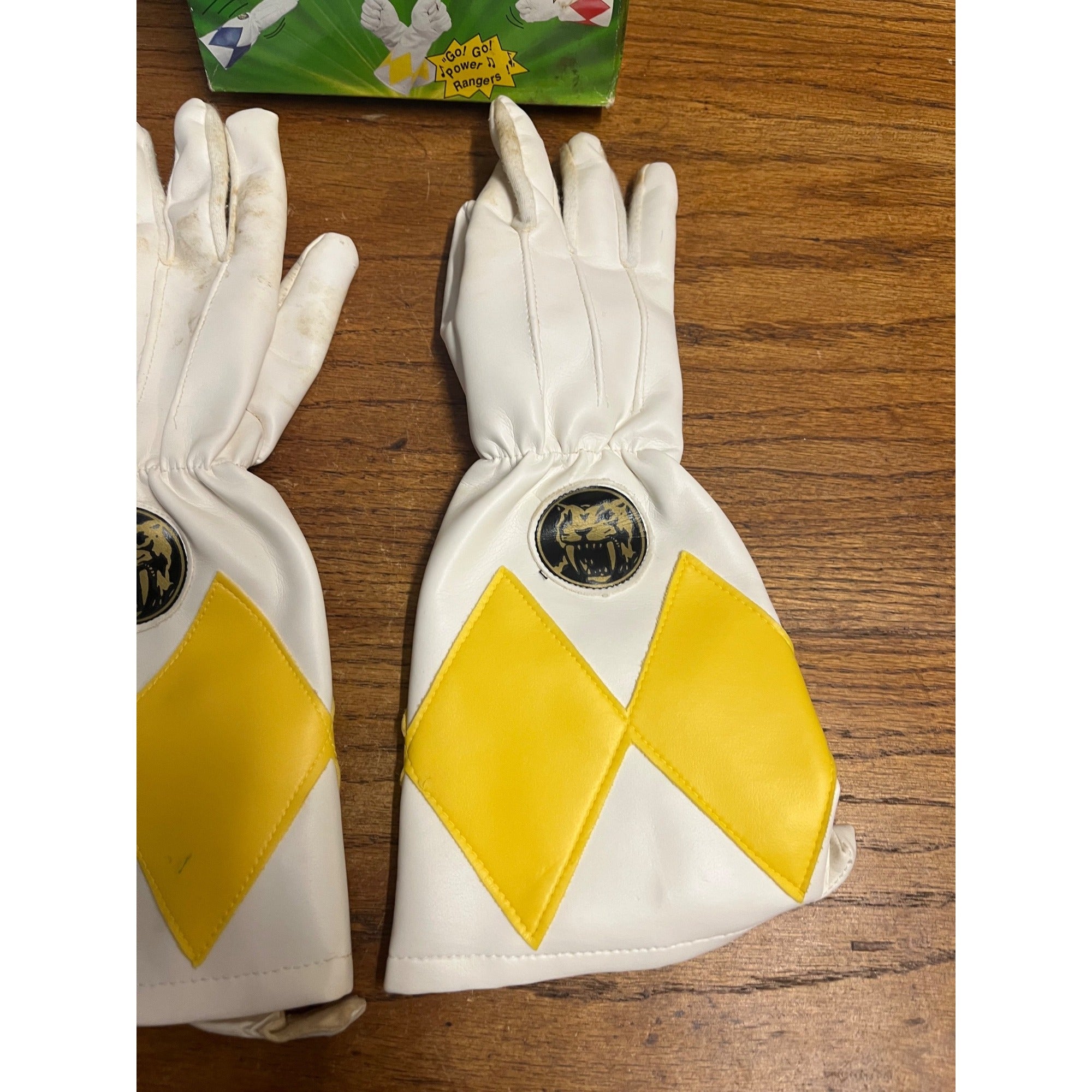 Vintage Mighty Morphin Power Rangers Sound Effect Gloves Yellow - Open Box