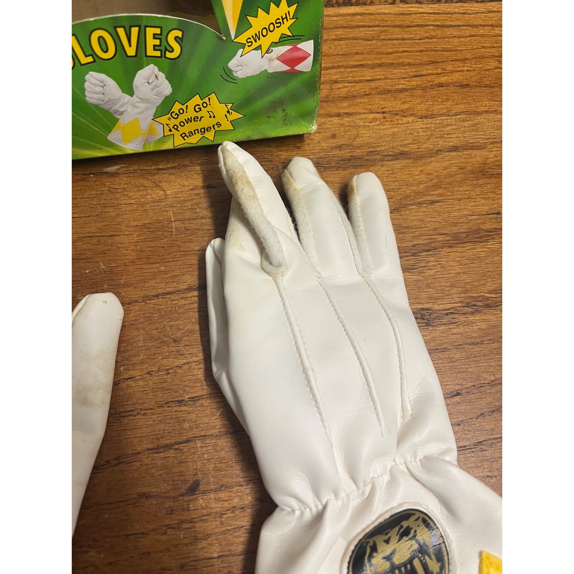 Vintage Mighty Morphin Power Rangers Sound Effect Gloves Yellow - Open Box