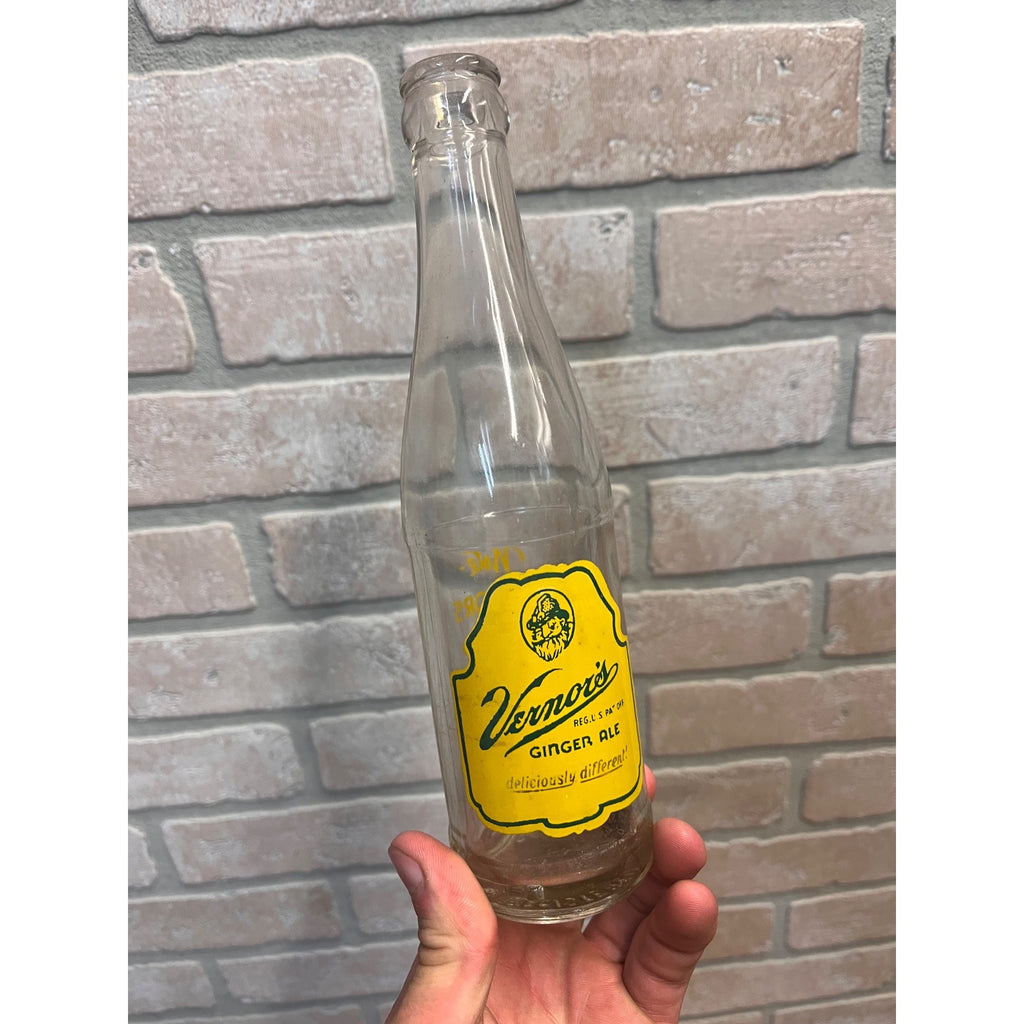 Vernor's Ginger Ale Soda Bottle Elsons Bottling Works Ishpeming MI Michigan ACL