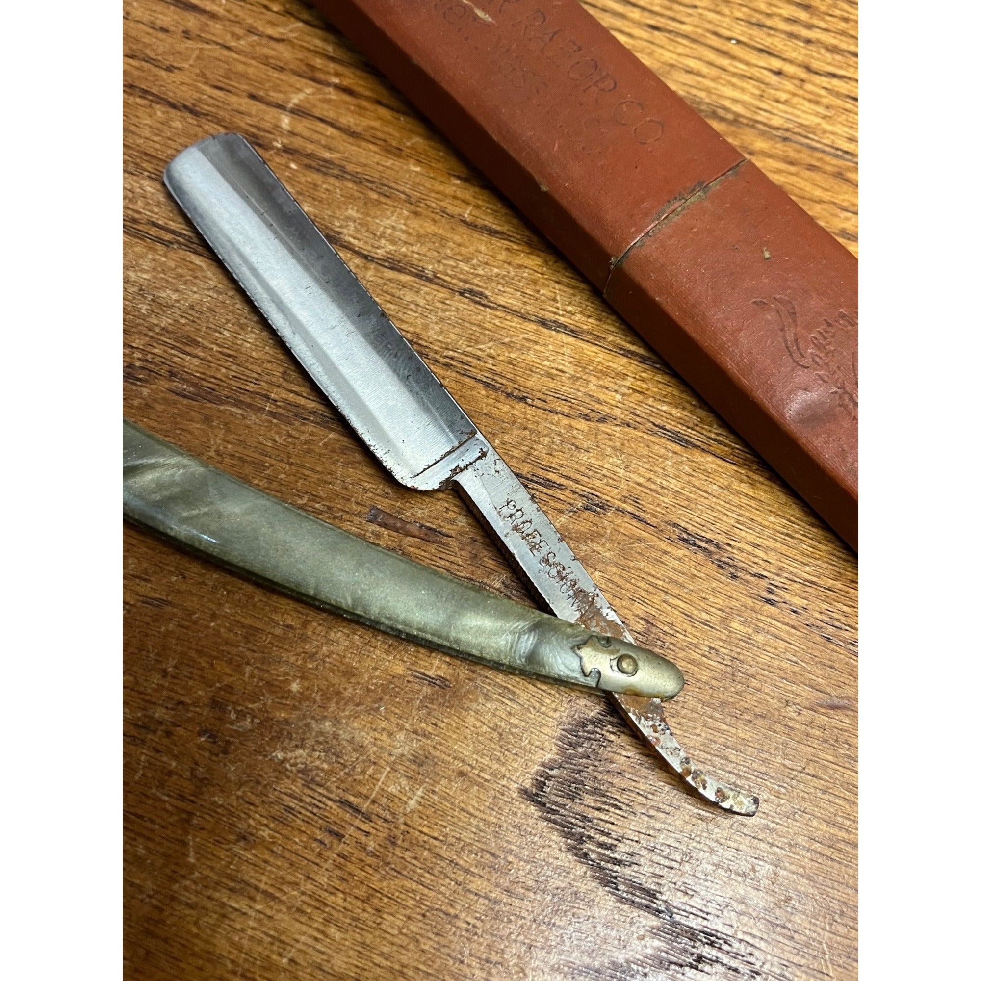 Vintage Straight Blade Shaving Razor w/ Box - Marked "Professional" Grene Handle