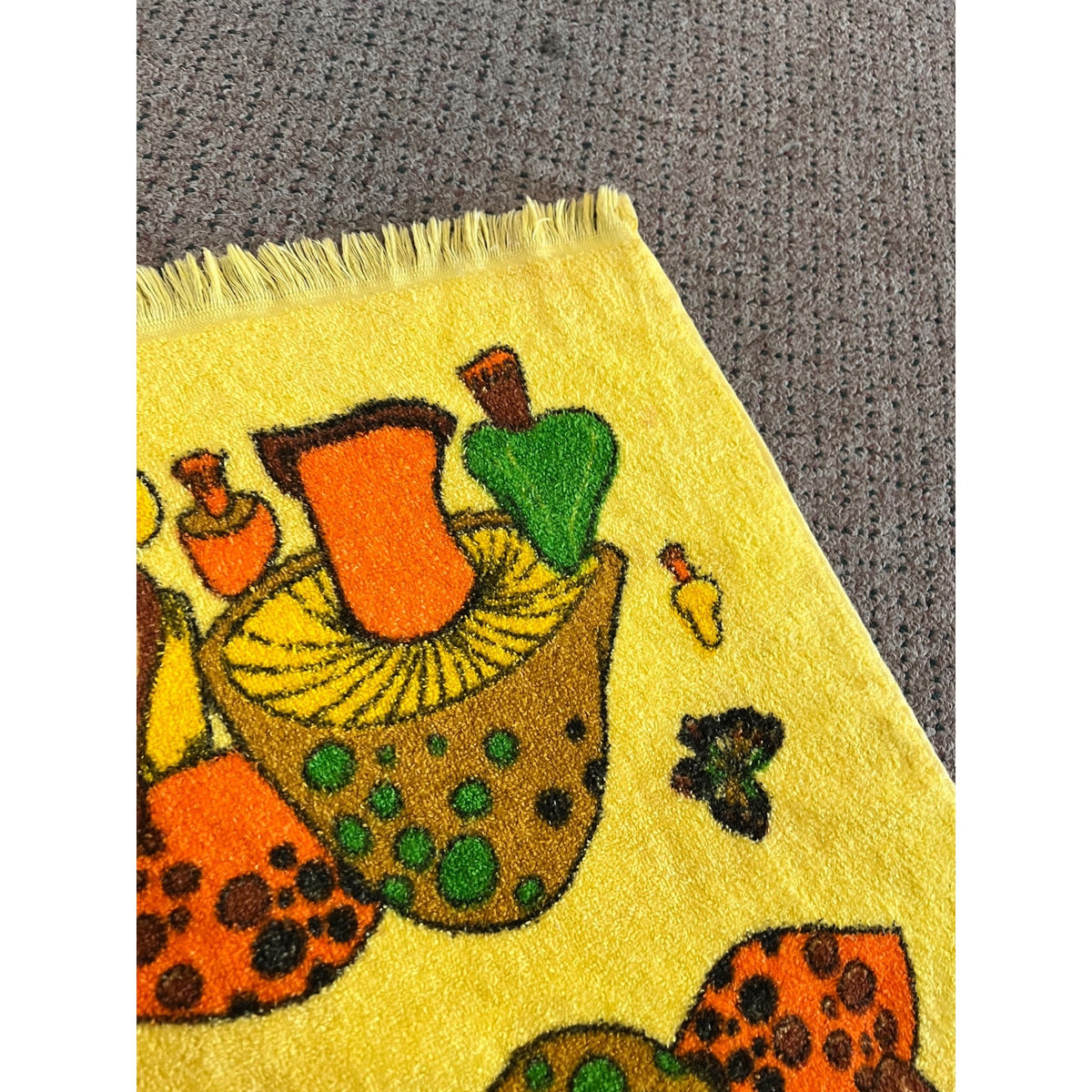 Vintage CANNON Merry Mushroom Kitchen Bath Hand Towel Fringe Groovy Retro Yellow