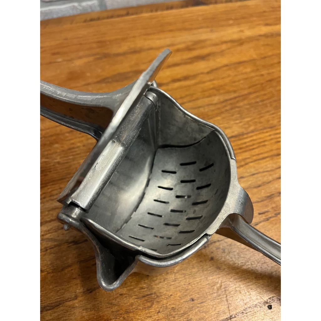Vintage Wear-Ever Aluminum Manual Citrus Juicer Squeezer w/ Insert