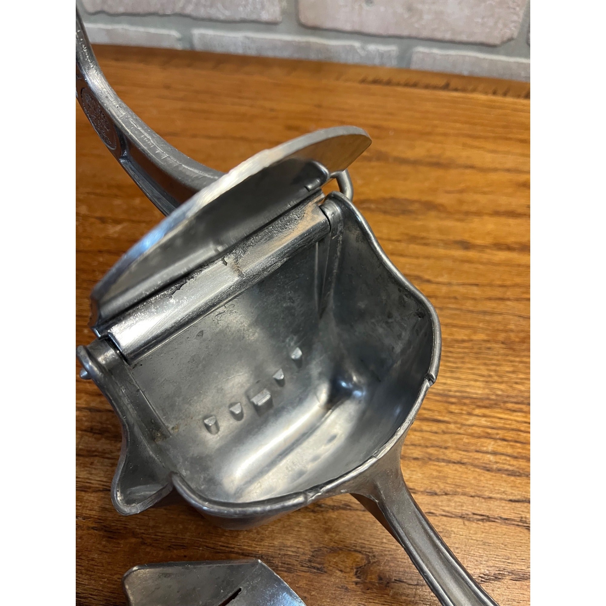 Vintage Wear-Ever Aluminum Manual Citrus Juicer Squeezer w/ Insert