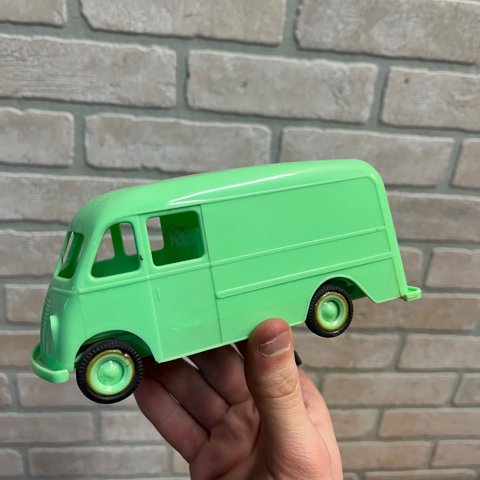 International Harvester Metro Truck Product Miniature Dealership Card Holder