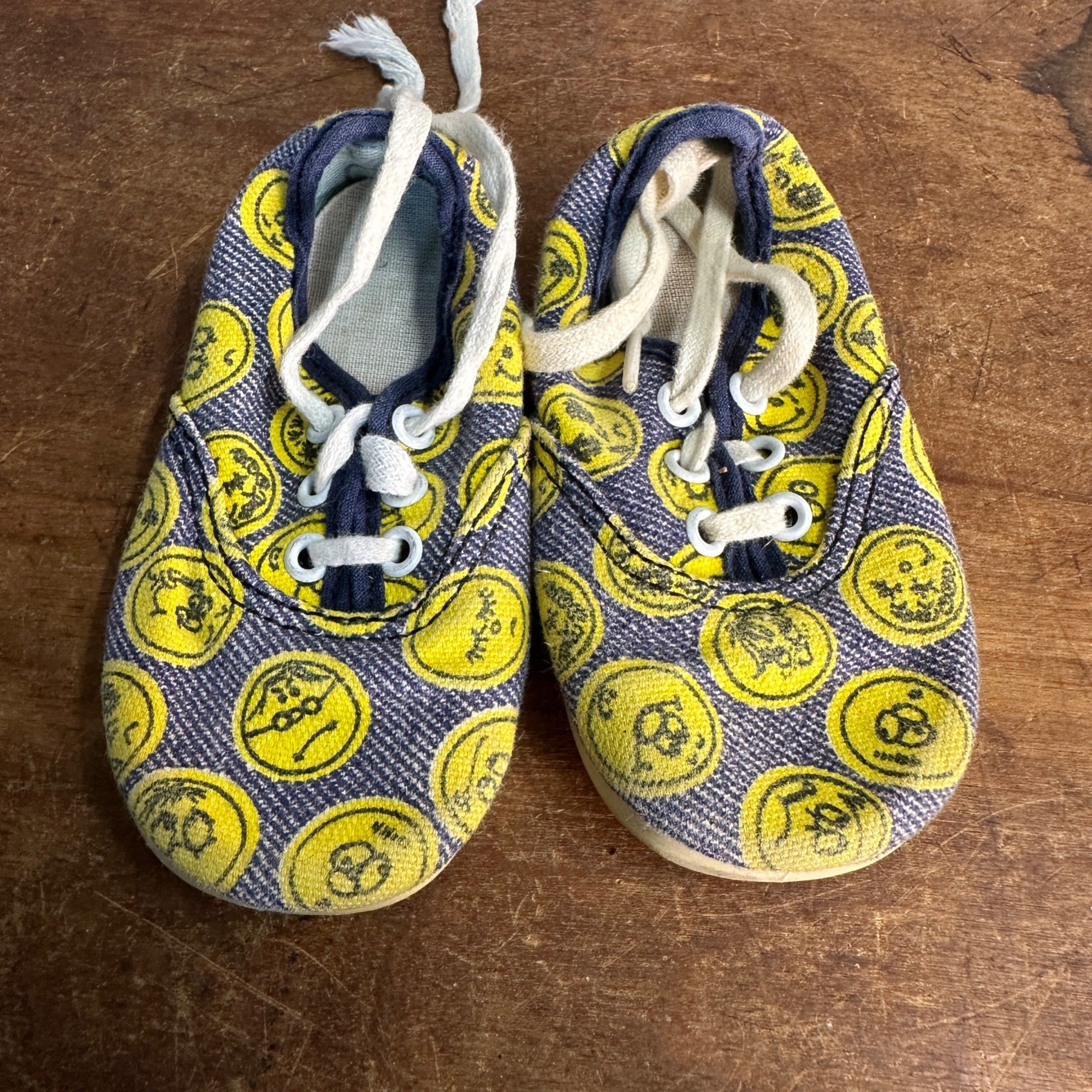 SO CUTE VINTAGE TODDLERS SNEAKERS YELLOW SMILEY FACE  RETRO BABY SHOES 1-2 Y