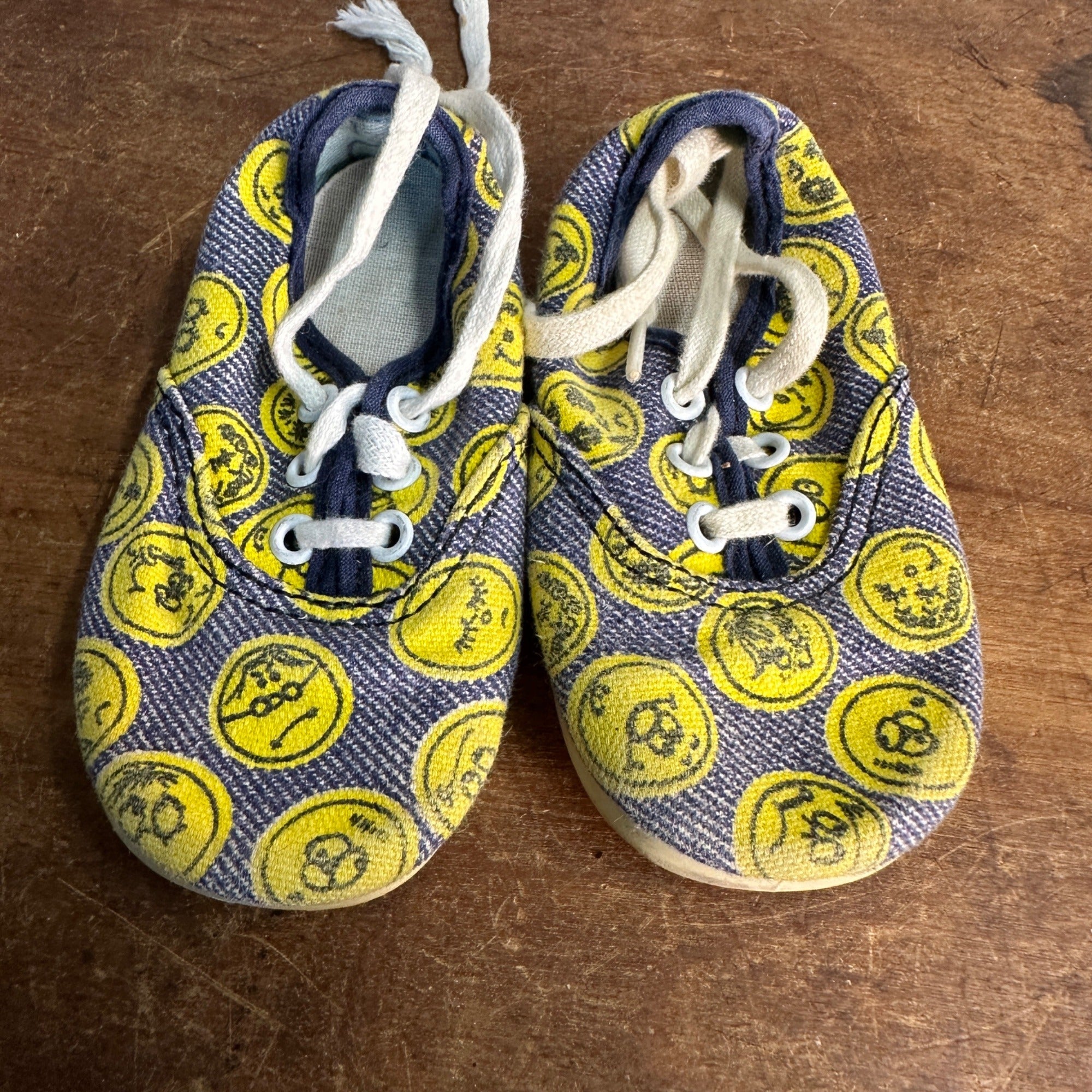 SO CUTE VINTAGE TODDLERS SNEAKERS YELLOW SMILEY FACE  RETRO BABY SHOES 1-2 Y