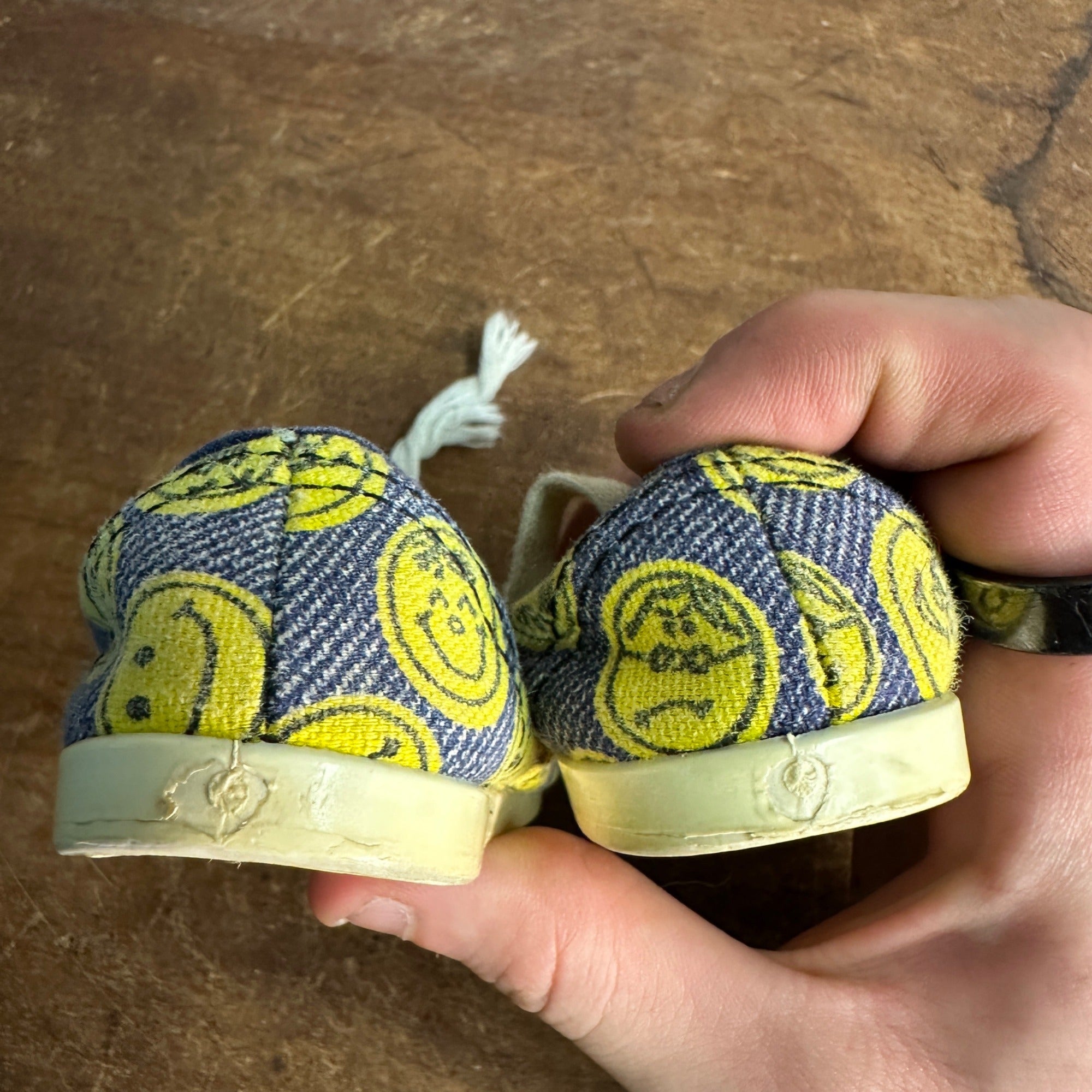 SO CUTE VINTAGE TODDLERS SNEAKERS YELLOW SMILEY FACE  RETRO BABY SHOES 1-2 Y