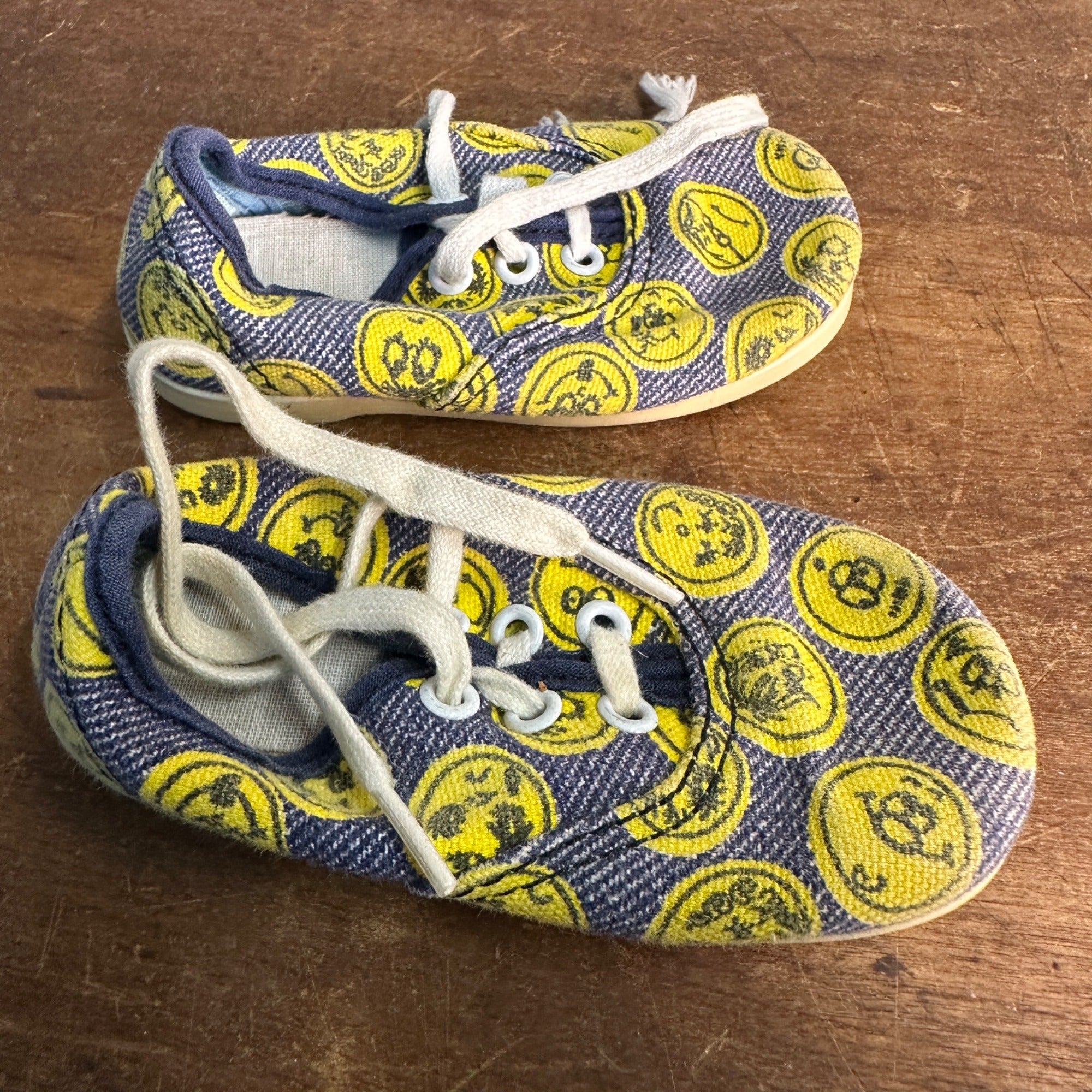 SO CUTE VINTAGE TODDLERS SNEAKERS YELLOW SMILEY FACE  RETRO BABY SHOES 1-2 Y