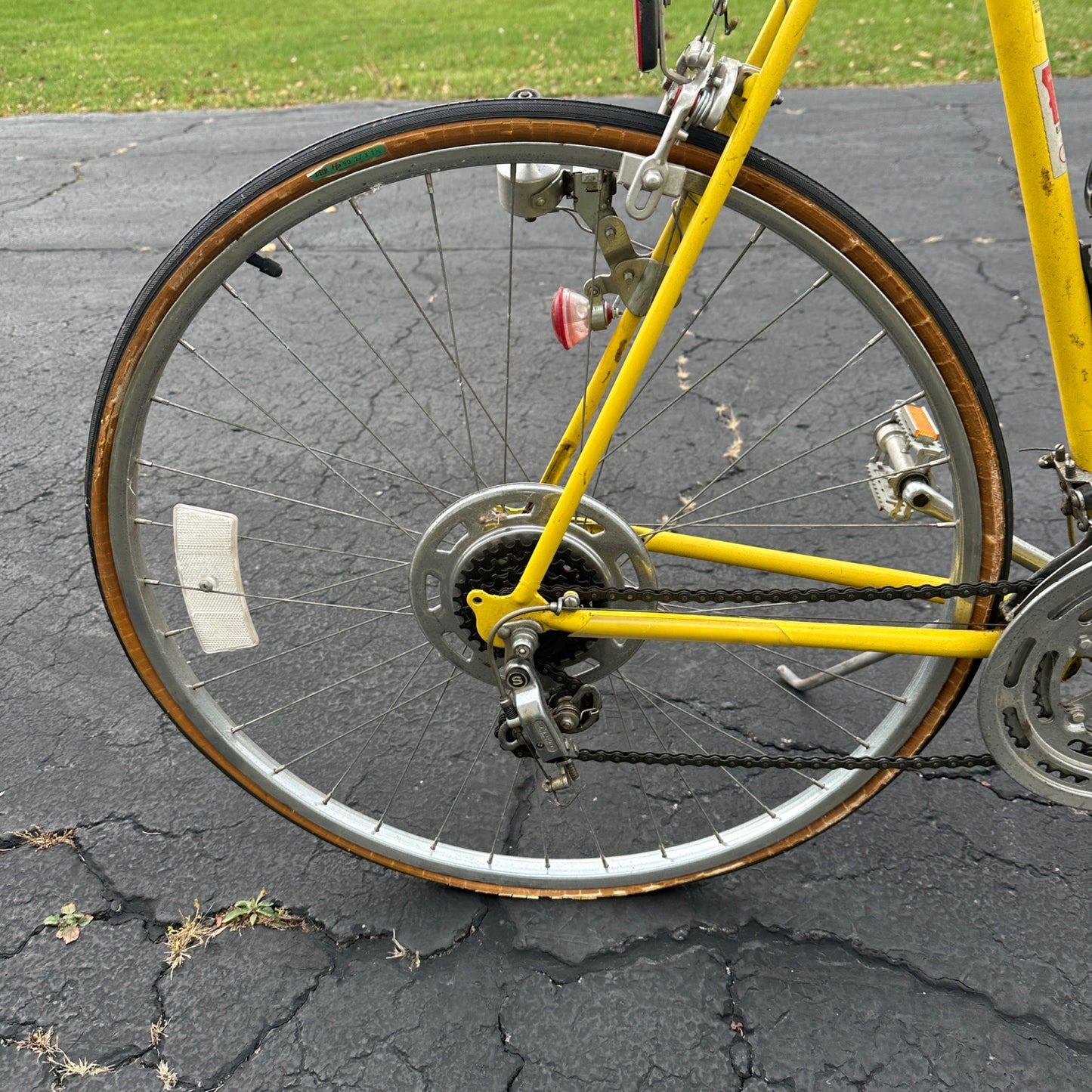 Vintage 1975 Schwinn Continental Men's Bicycle Yellow