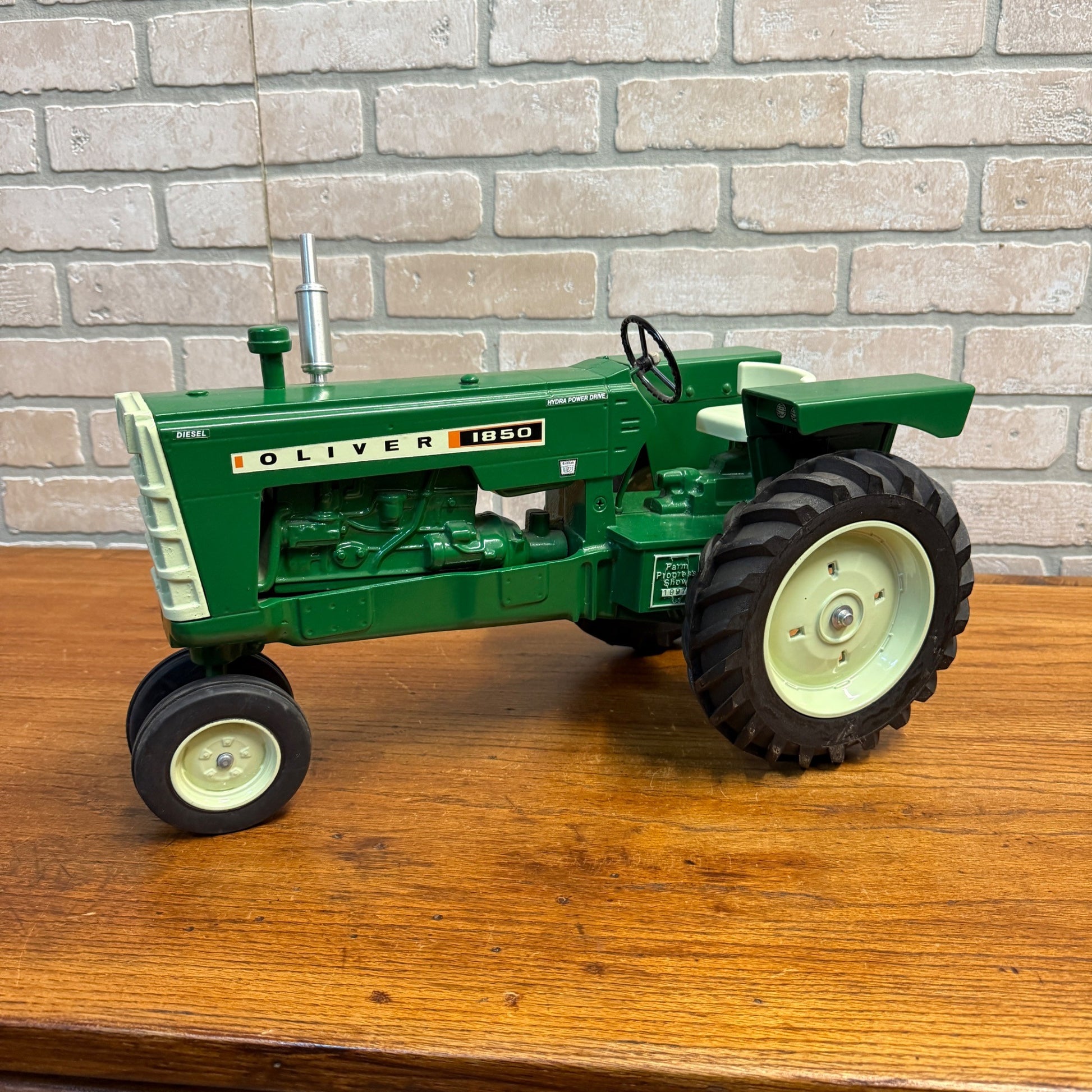 1/8 Limited Edition Oliver 1850 Tractor 1997 FARM PROGRESS SHOW Ertl Scale Model