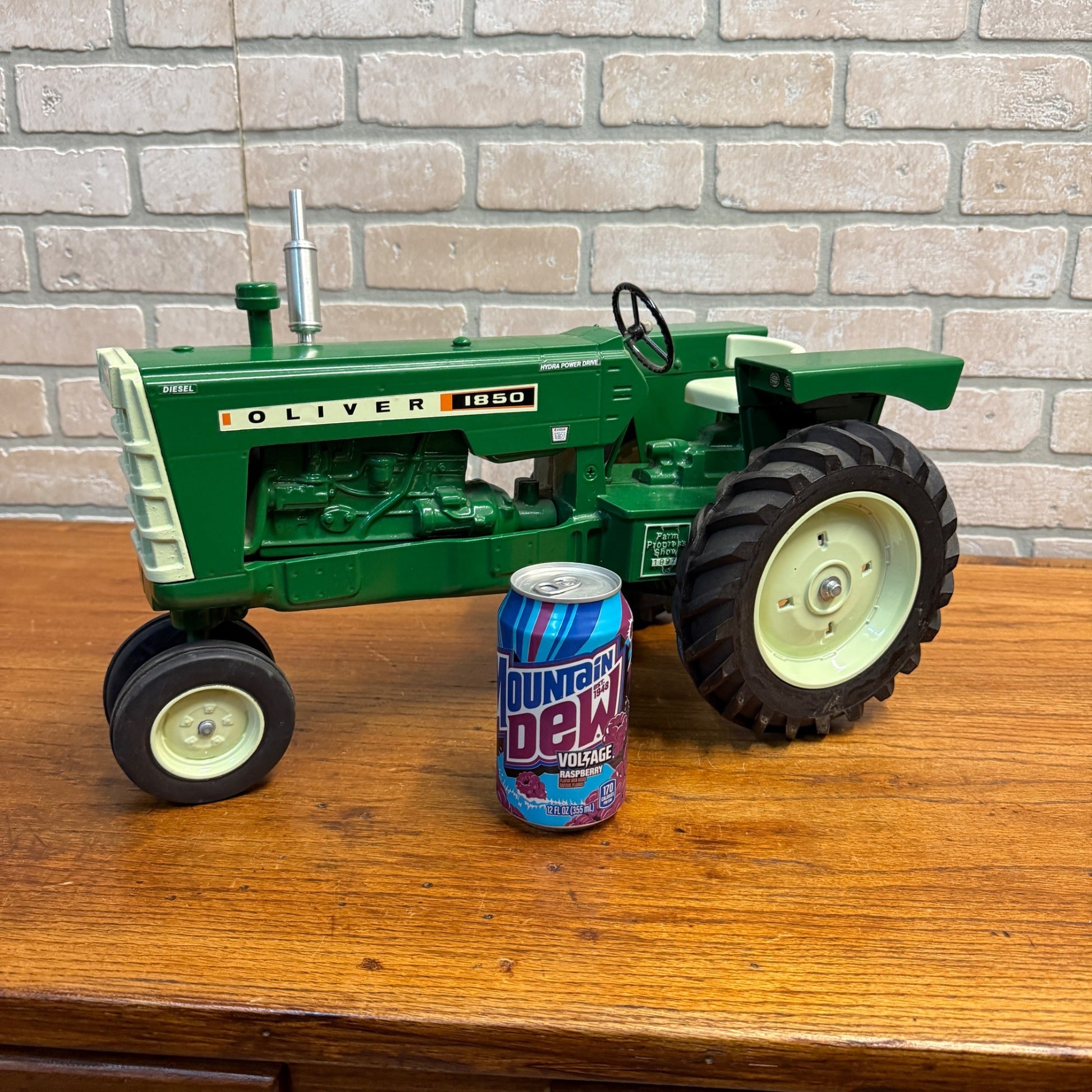 1/8 Limited Edition Oliver 1850 Tractor 1997 FARM PROGRESS SHOW Ertl Scale Model