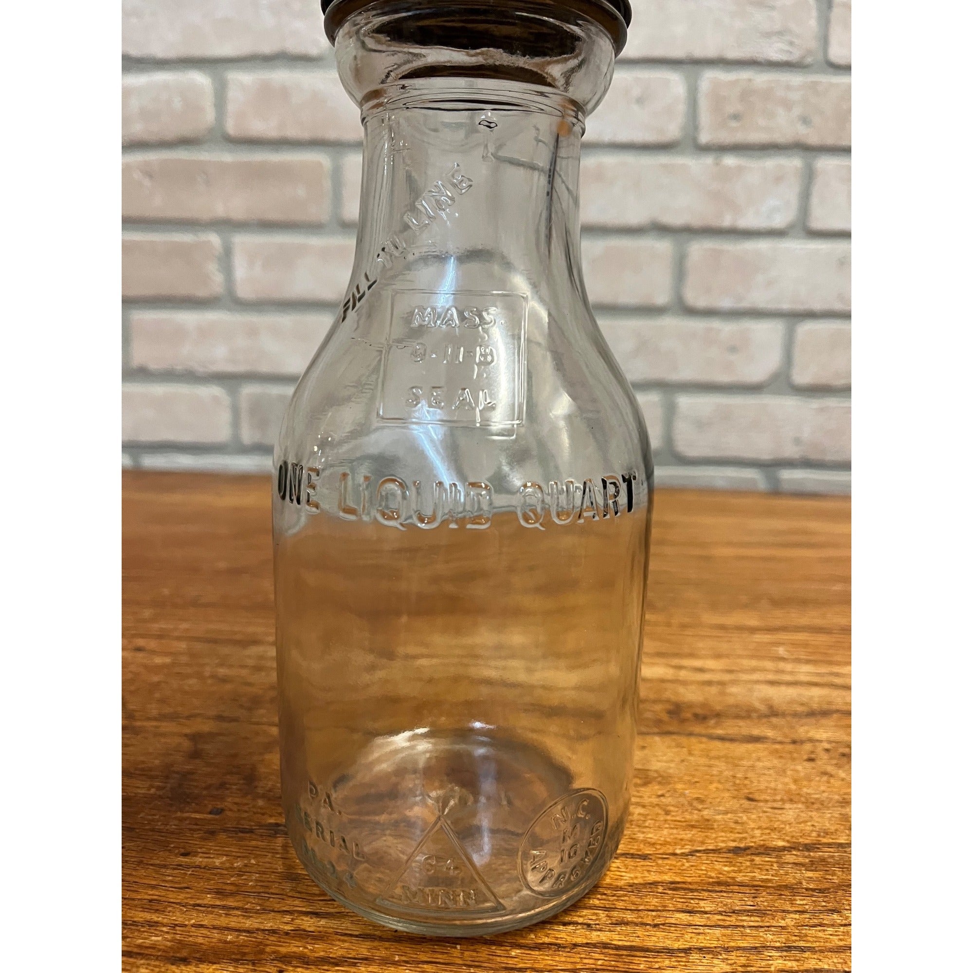 Vintage Master Manufacturing Co. Glass 1 Quart Oil Bottle, Pour Spout and Cap Litchfield, Illinois