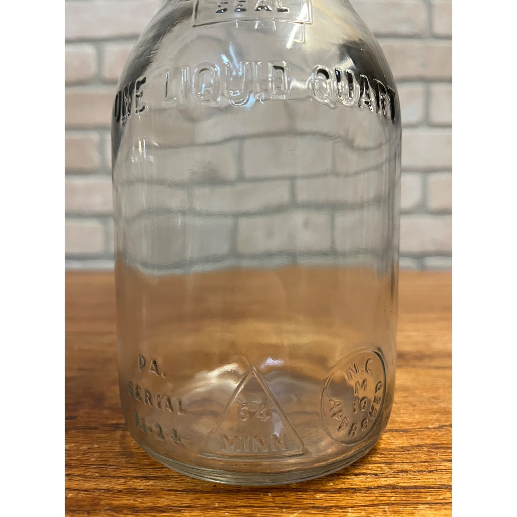 Vintage Master Manufacturing Co. Glass 1 Quart Oil Bottle, Pour Spout and Cap Litchfield, Illinois