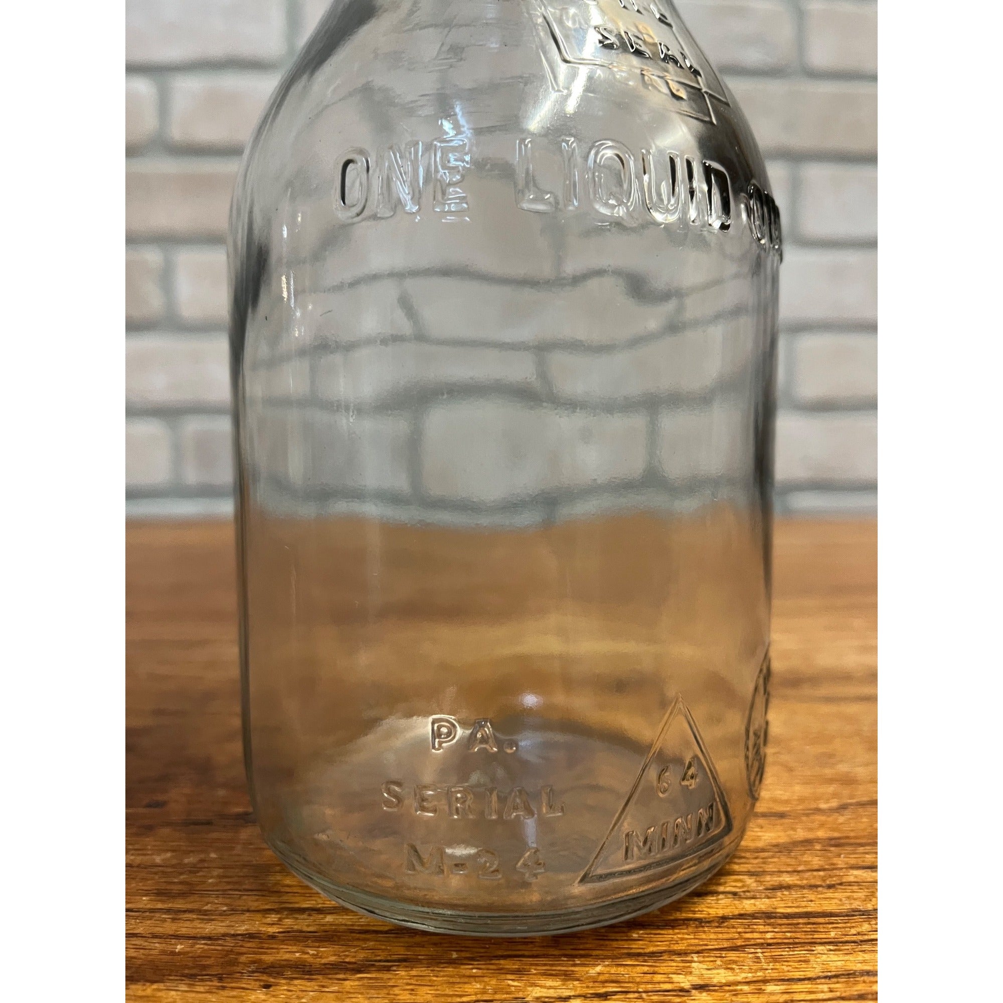 Vintage Master Manufacturing Co. Glass 1 Quart Oil Bottle, Pour Spout and Cap Litchfield, Illinois