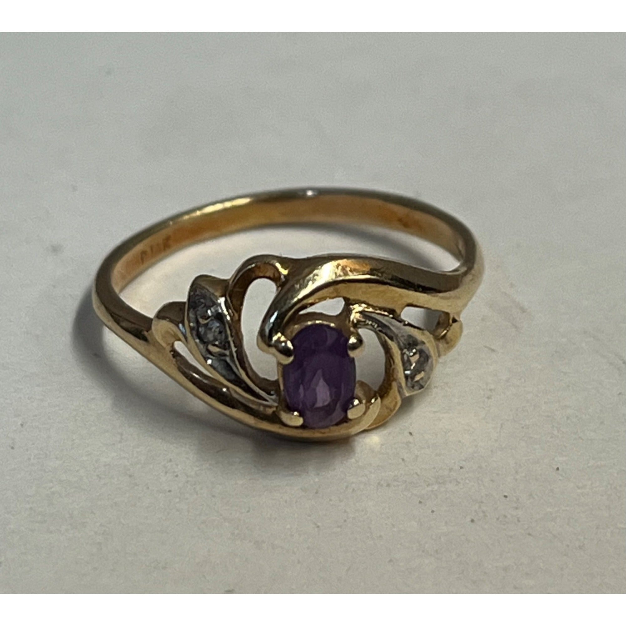 Vintage 14K Yellow Gold Ring w/ Oval Purple Stone Amethyst? -- 1.87 g Grams