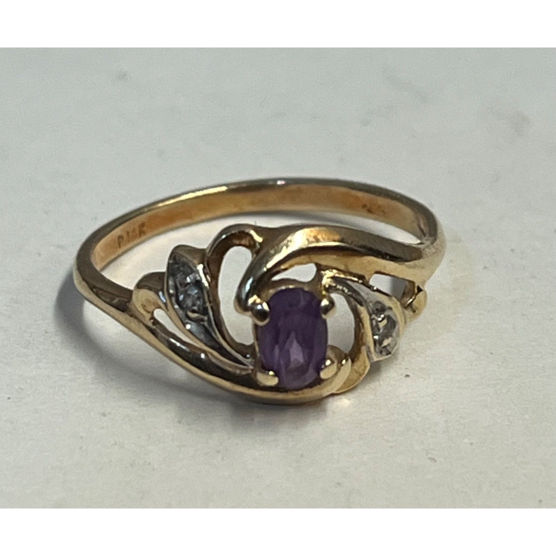 Vintage 14K Yellow Gold Ring w/ Oval Purple Stone Amethyst? -- 1.87 g Grams