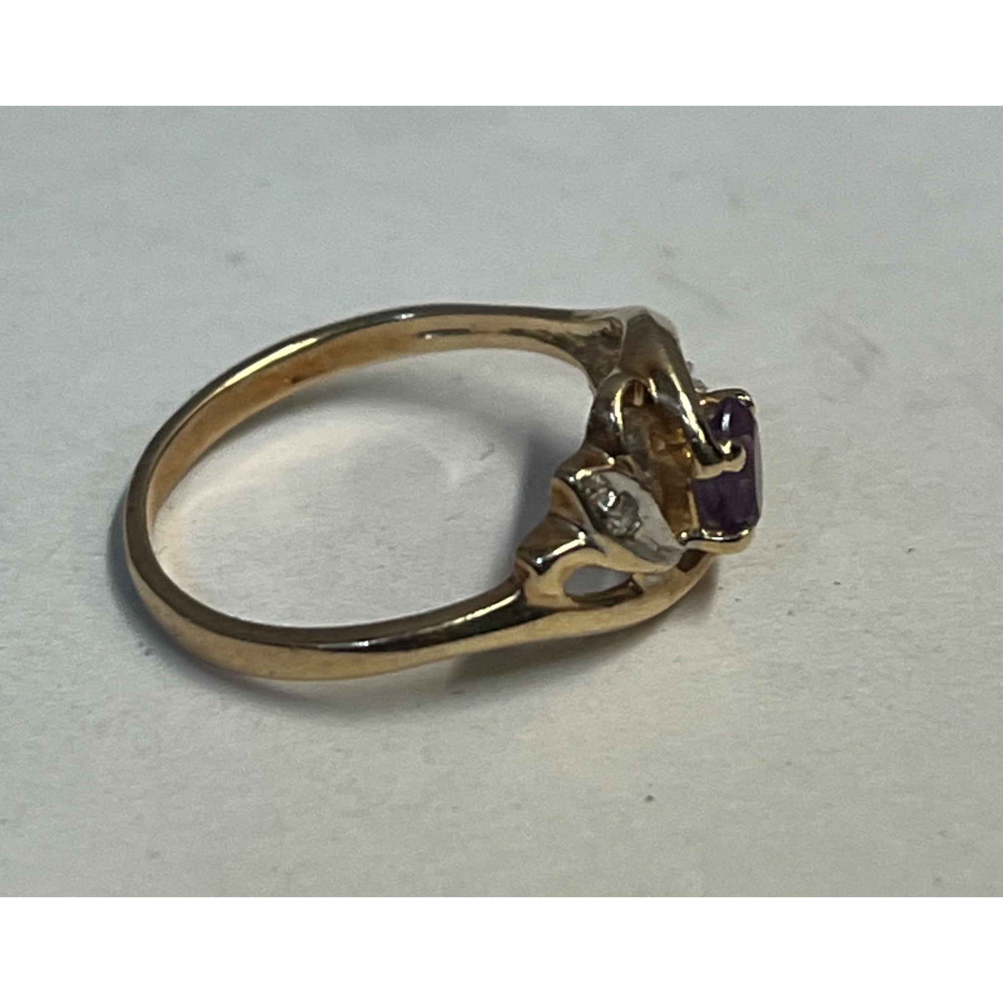 Vintage 14K Yellow Gold Ring w/ Oval Purple Stone Amethyst? -- 1.87 g Grams