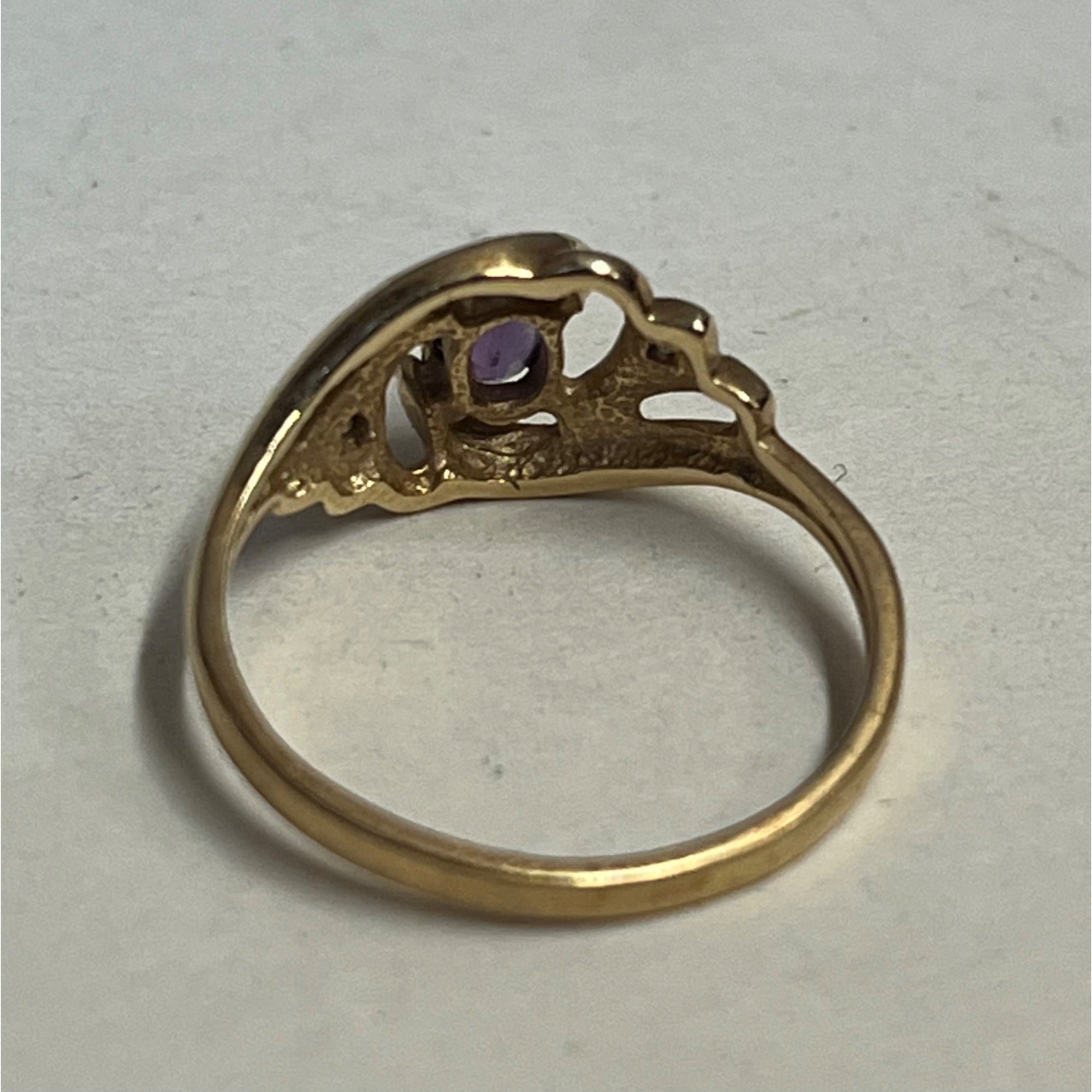 Vintage 14K Yellow Gold Ring w/ Oval Purple Stone Amethyst? -- 1.87 g Grams