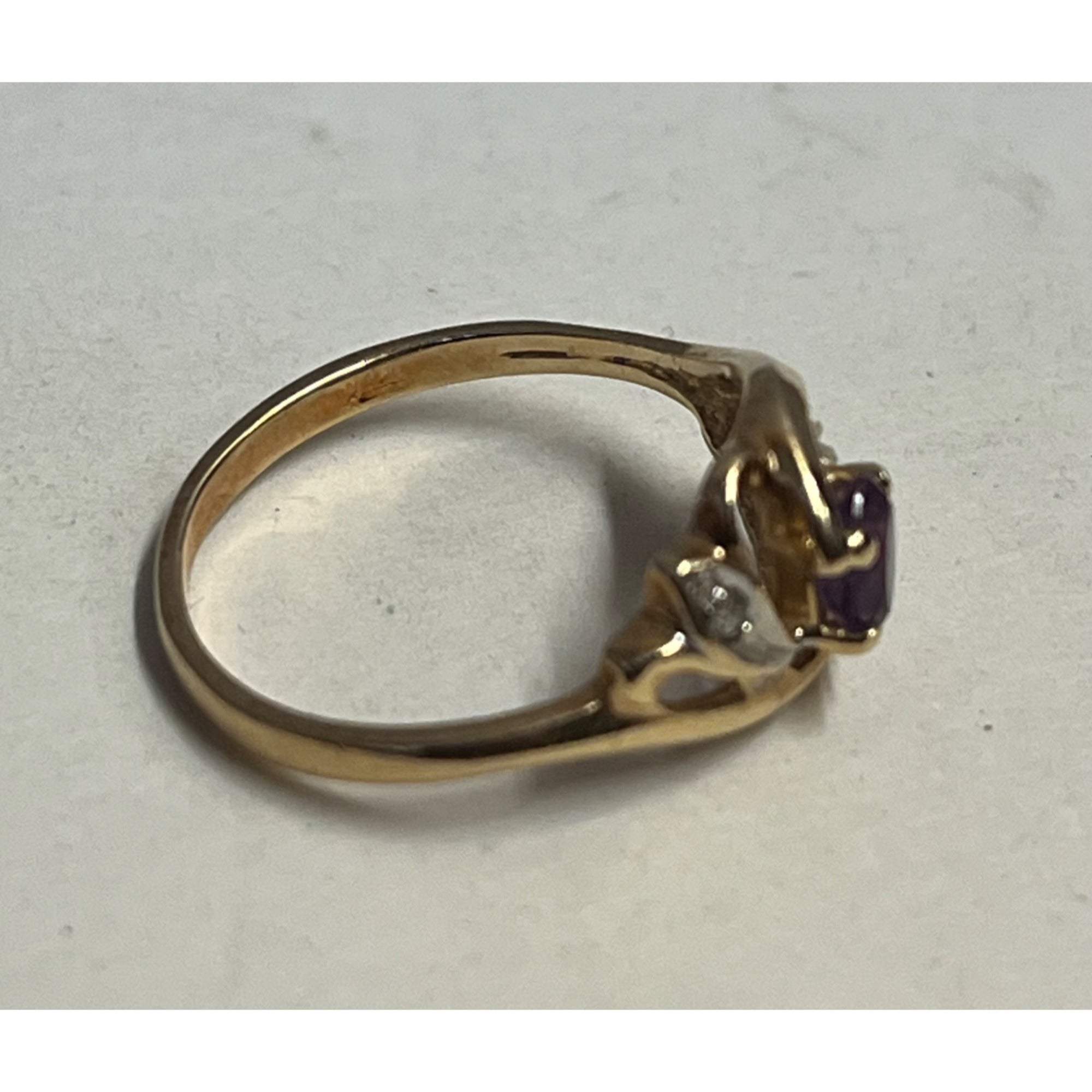 Vintage 14K Yellow Gold Ring w/ Oval Purple Stone Amethyst? -- 1.87 g Grams