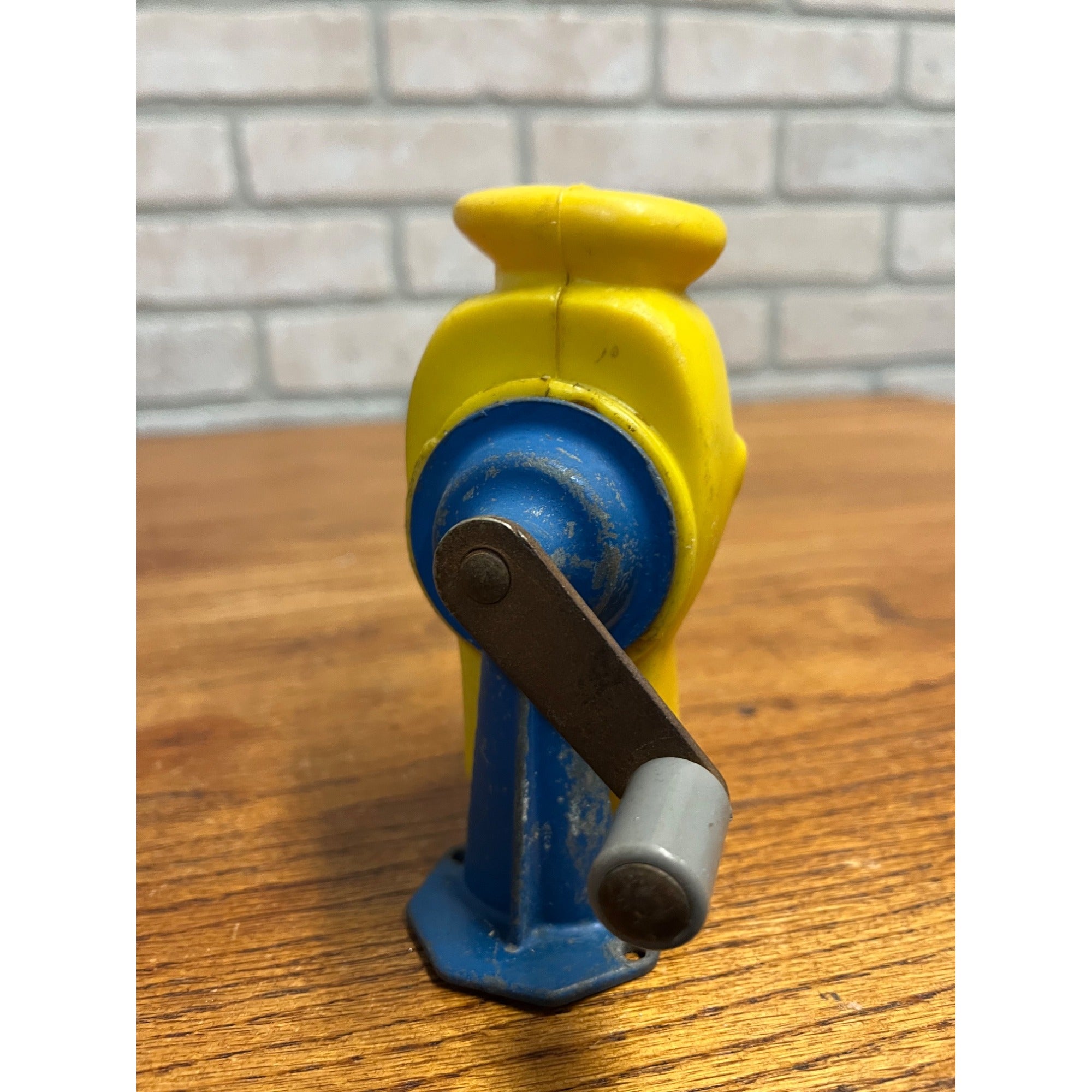 Vintage 1960 Yellow Donald Duck Pencil Sharpener Walt Disney Productions WORKS