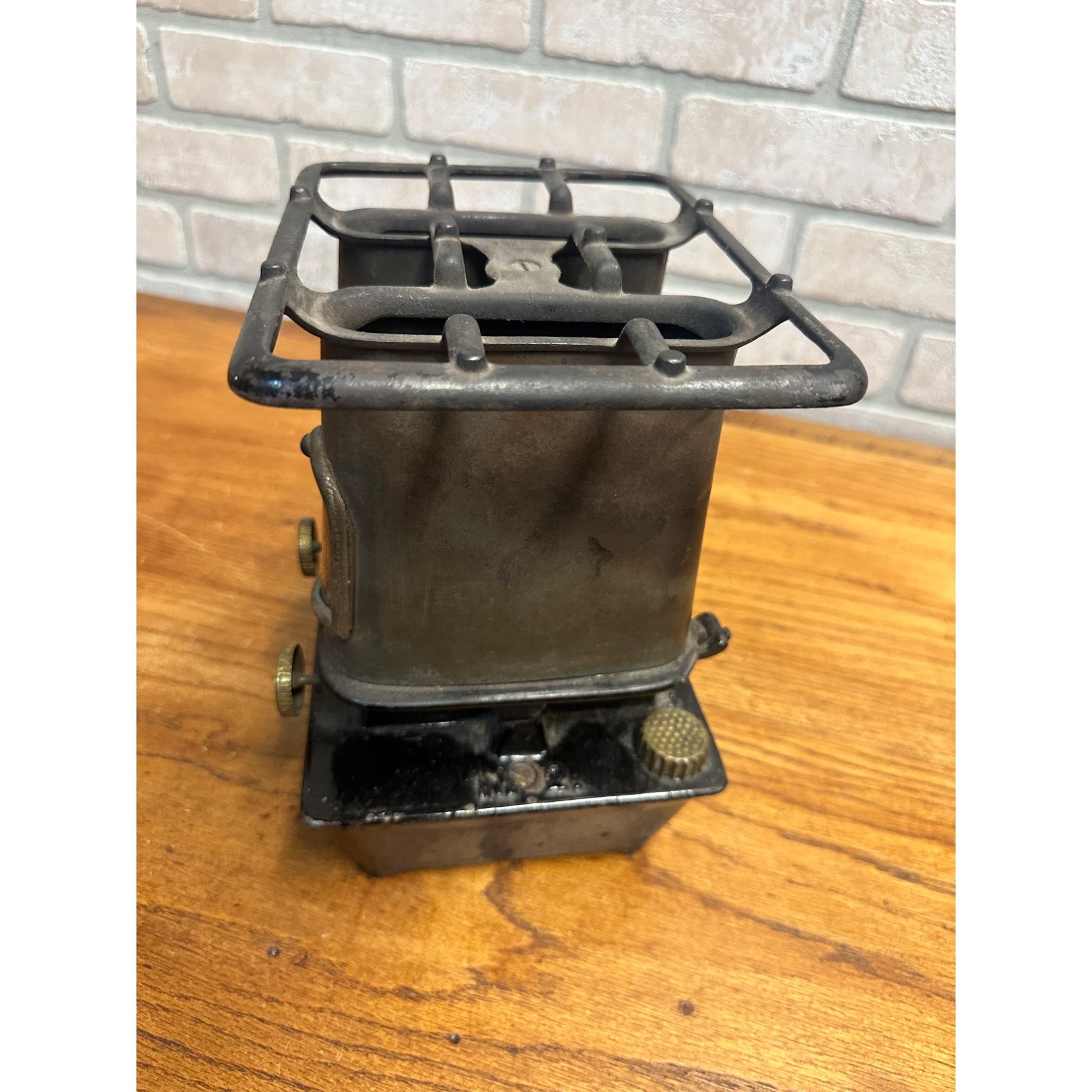 Vintage Lindemann & Hoverson Co. No. 2 Sad Iron Heater Campstove Cast Iron