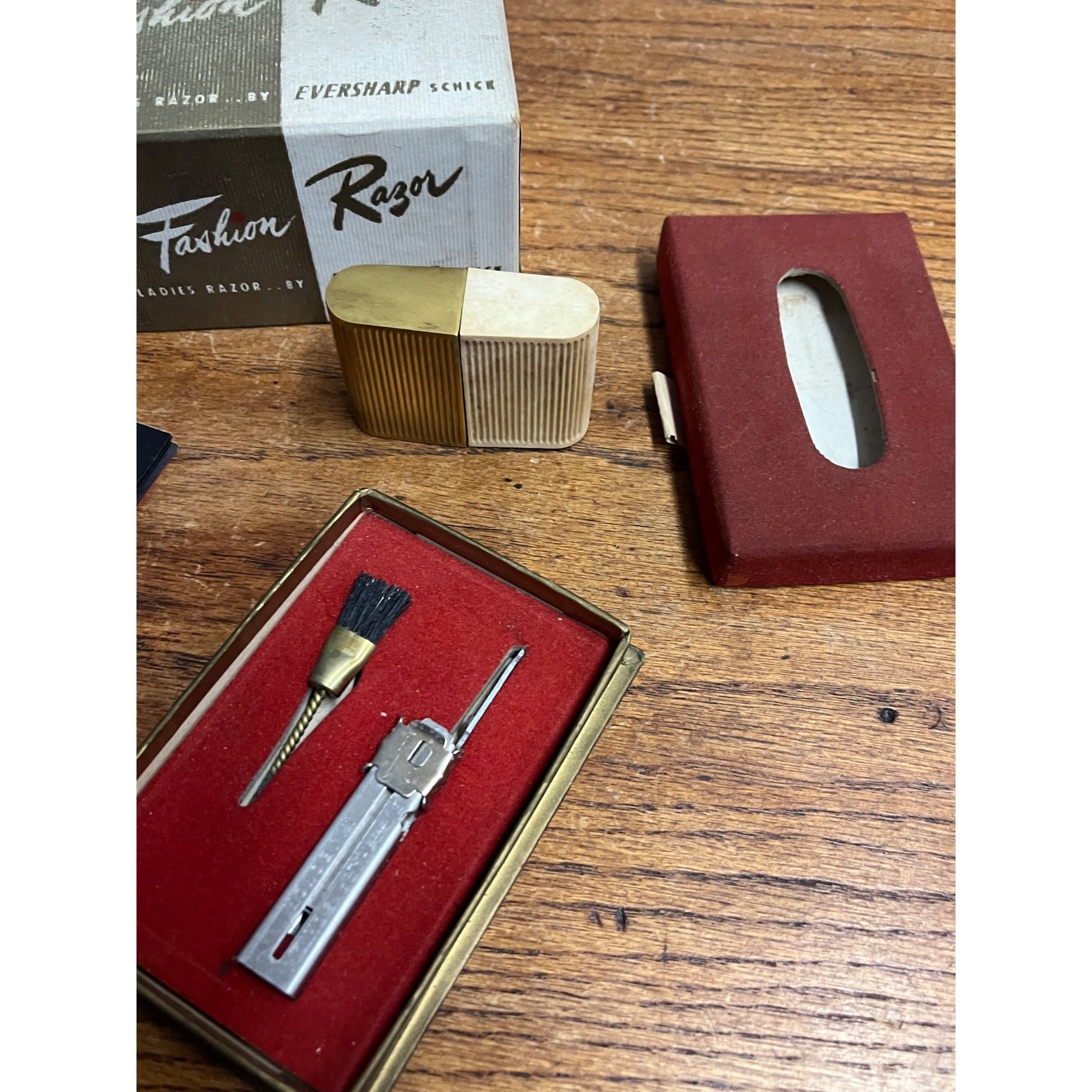 Vintage Schick EVERSHARP Ladies Womens Gold White Fashion Razor