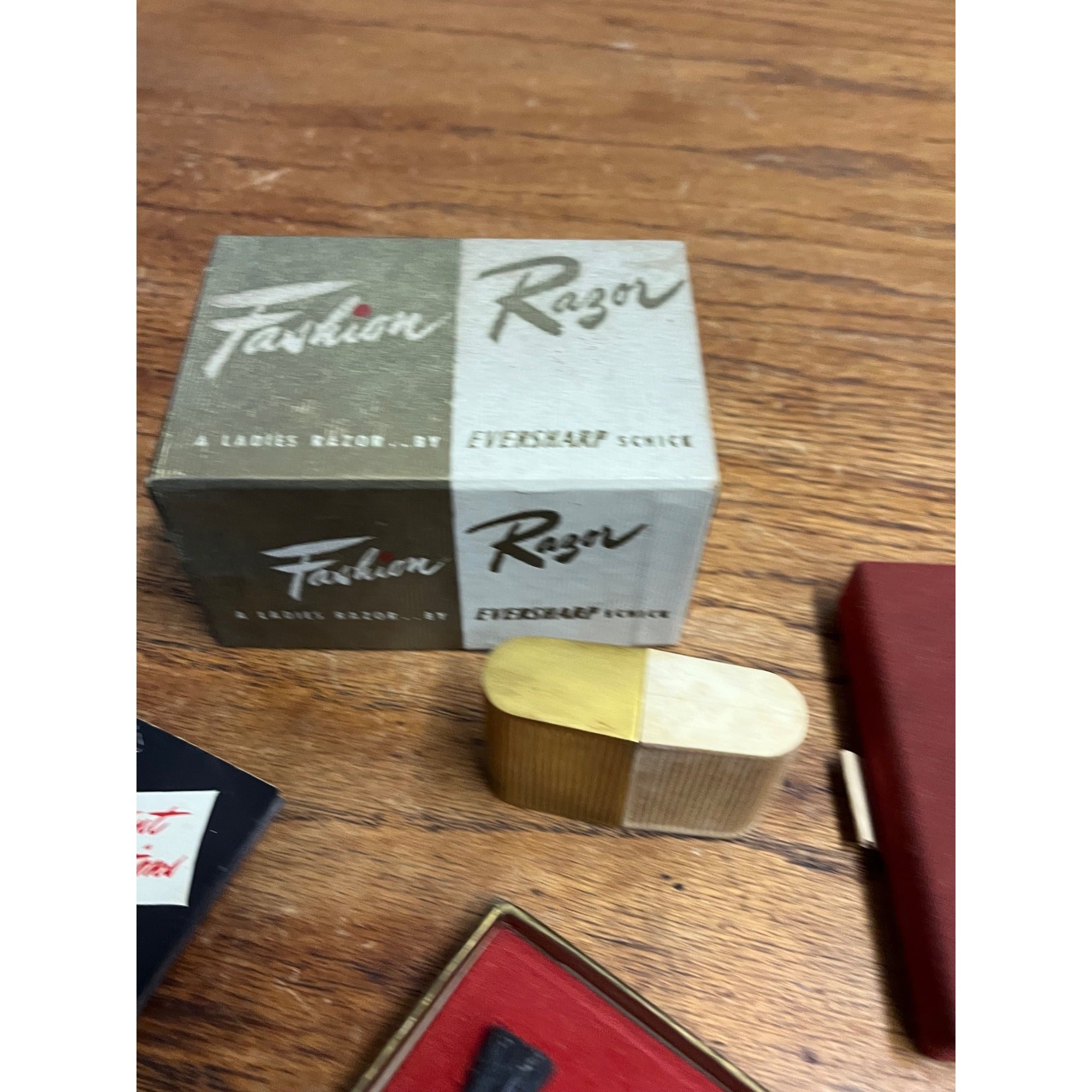 Vintage Schick EVERSHARP Ladies Womens Gold White Fashion Razor