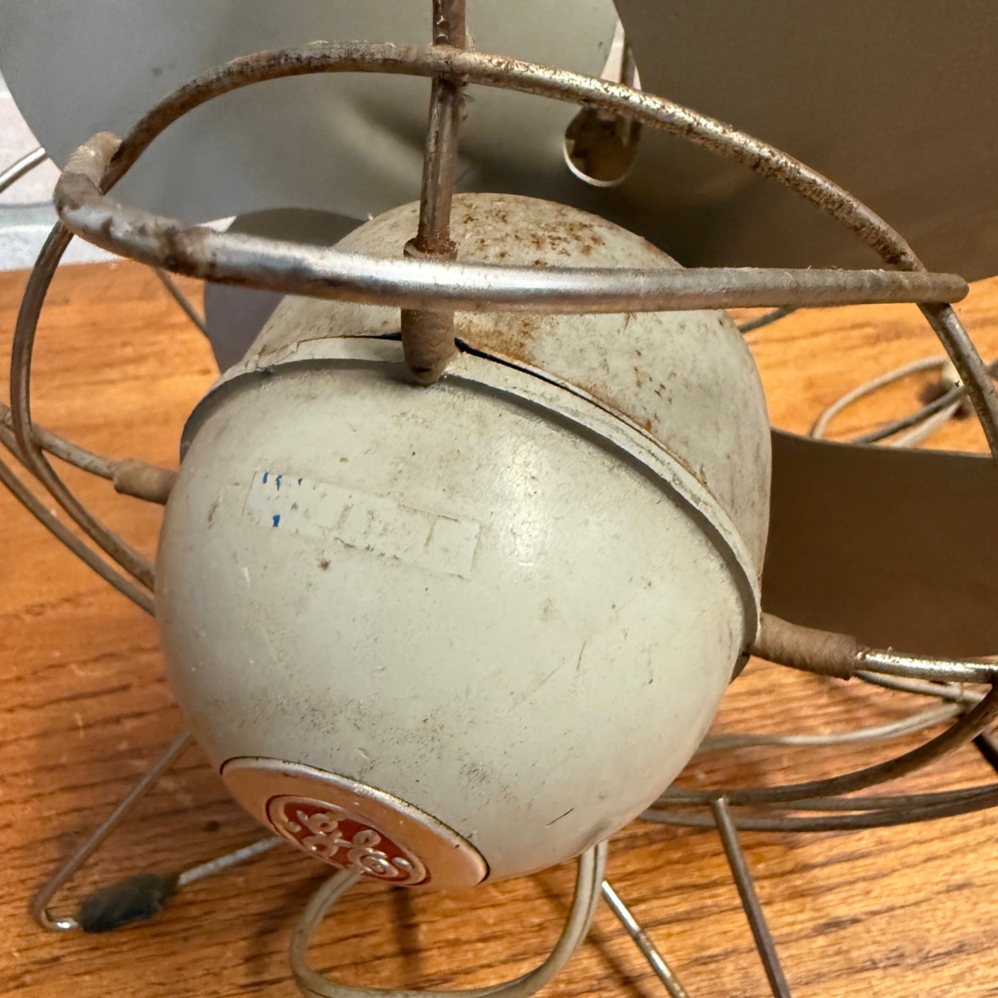 1950s GE General Electric Desktop Fan F11W21 Gray W/Red GE Emblem Works