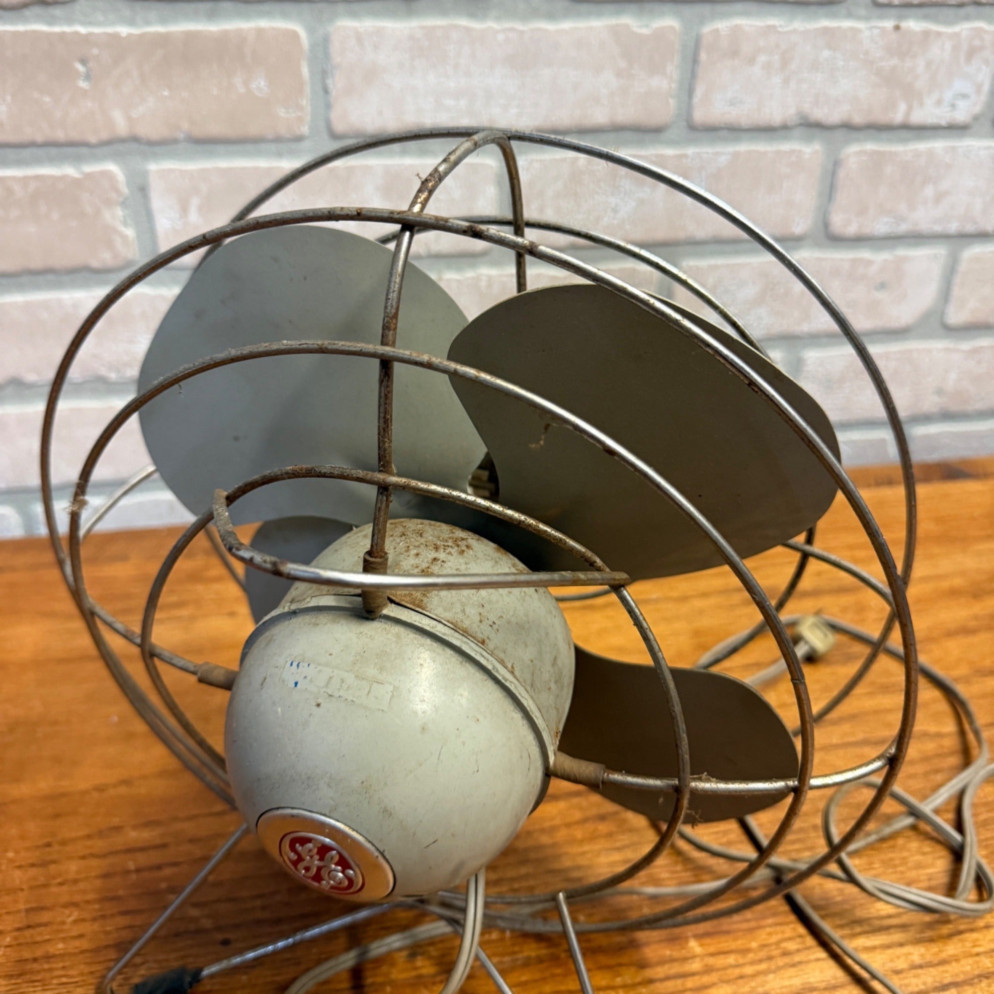1950s GE General Electric Desktop Fan F11W21 Gray W/Red GE Emblem Works