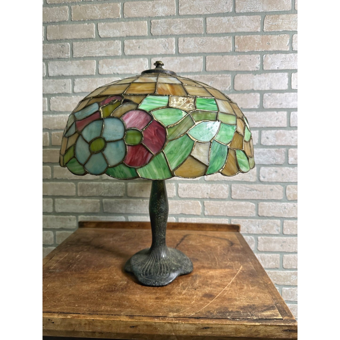 ANTIQUE MILLER LEADED STAINED SLAG GLASS "BIRD" SHADE LAMP W/ MOE BRIDGES BASE