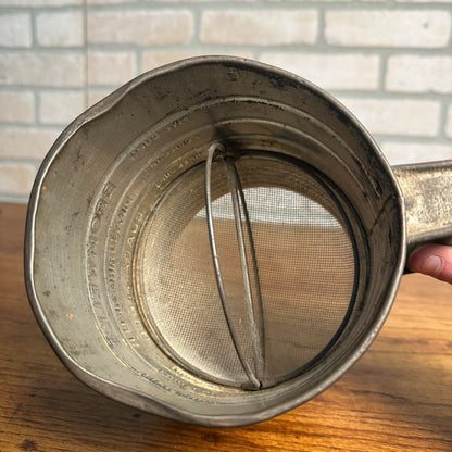 Vtg. Bromwell’s Metal Measuring Sifter 5 Cup With Green Handle