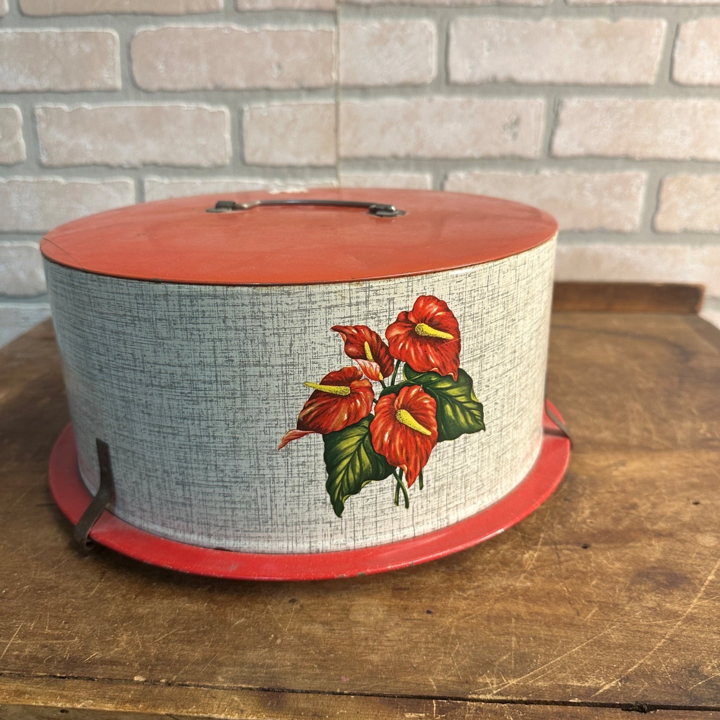 VINTAGE METAL WINTER CAKE CARRIER CHRISTMAS WITH POINSETTIA Mid Century Tin