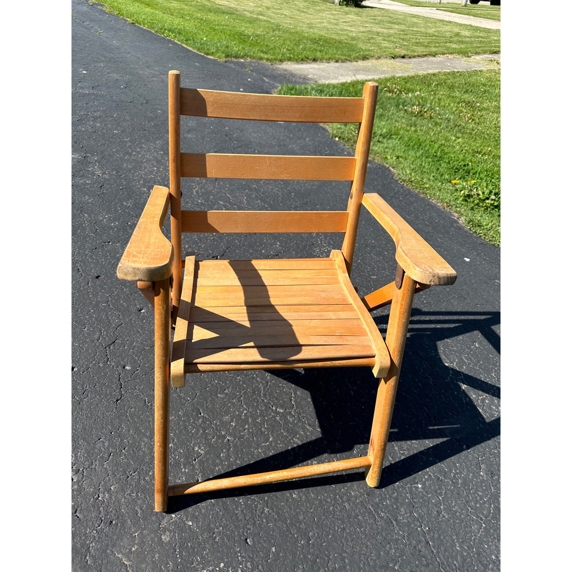 Vintage Child's Wooden Slat Folding Deck Lawn Beach Chair