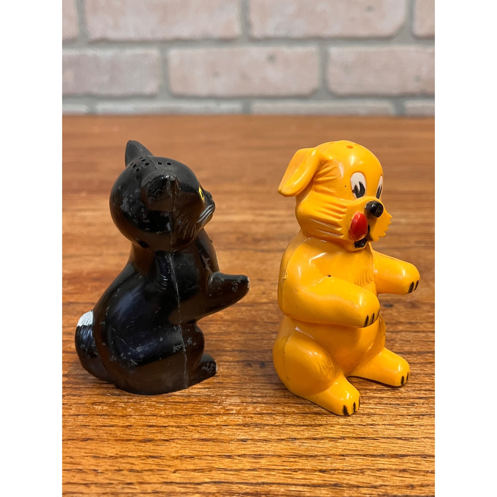 Vintage Plastic Cat and Dog Salt & Pepper Shaker Set F&F Mold & Die Works Dayton, Ohio USA
